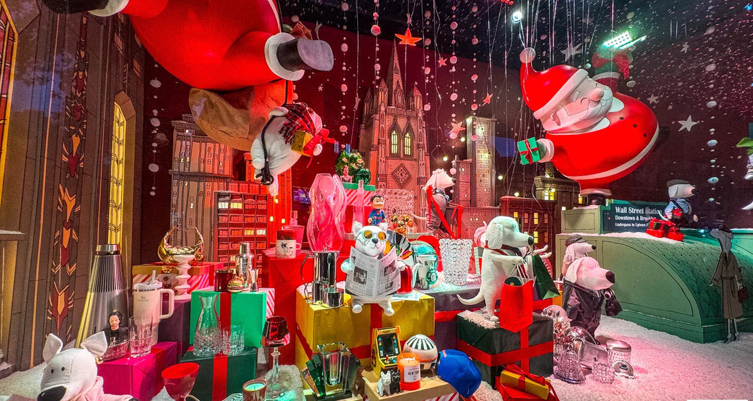 Vitrine de Noël festive avec décorations, cadeaux et personnages en peluche, fait en France, livraison gratuite en 48h