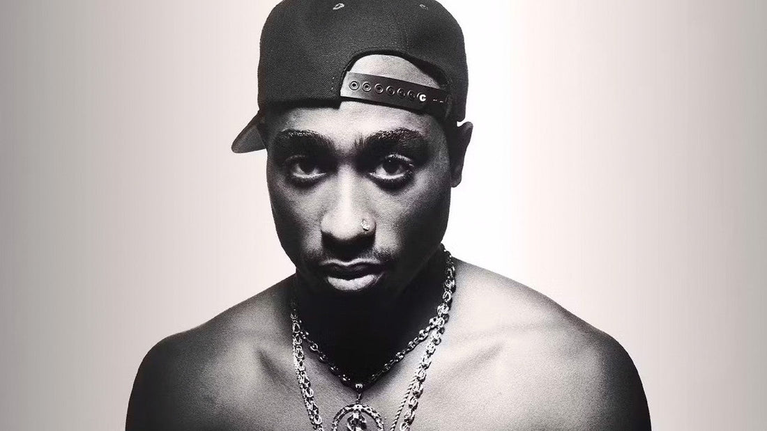 Portrait en noir et blanc d’un homme torse nu avec casquette, fait en France, livraison gratuite 48h, cadeau idéal Noël