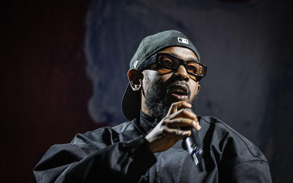 Homme barbu avec lunettes et casquette noire chantant au micro, fait en France, livraison gratuite 48h, cadeau idéal Noël