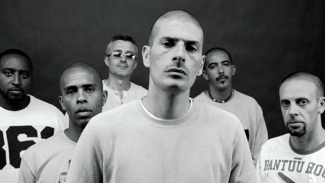 Six hommes posent ensemble, photo de groupe fait en France, livraison 48h, cadeau Noël idéal.