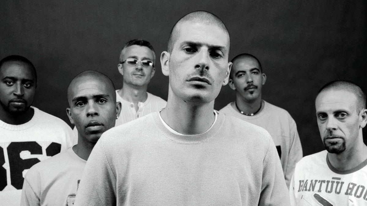 Six hommes posent ensemble, photo de groupe fait en France, livraison 48h, cadeau Noël idéal.