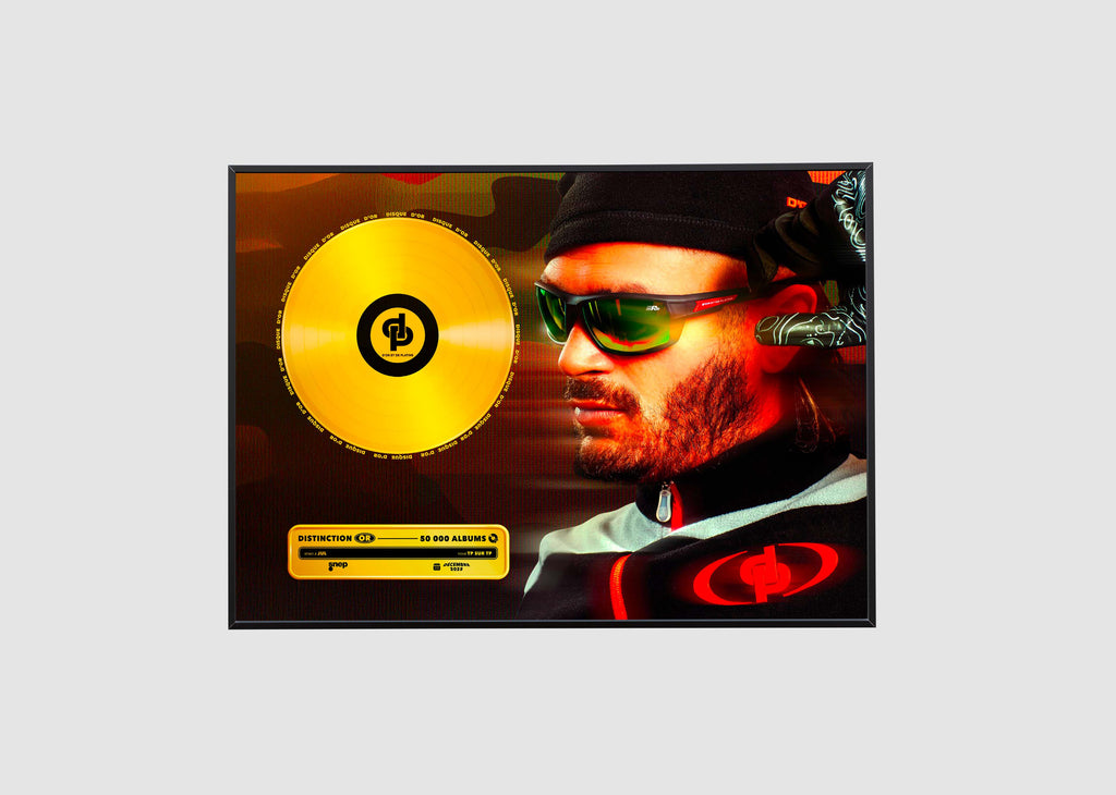 Disque d'or musical accompagné d'un homme portant lunettes de soleil et bonnet, fait en France, livraison gratuite 48h