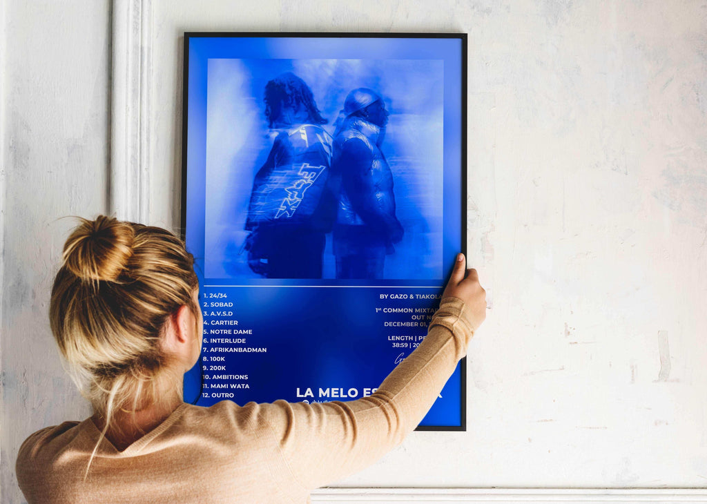 Affiche musicale bleue accrochée par une femme, fait en France, livraison gratuite 48h, cadeau idéal pour Noël