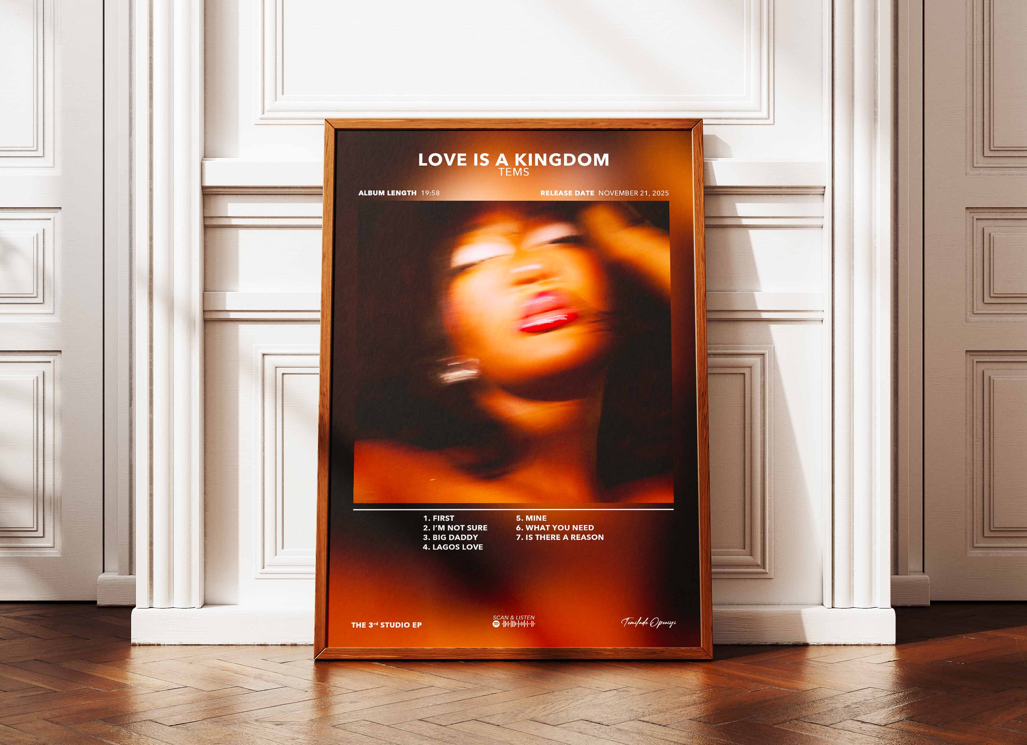 Affiche encadrée posée contre un mur blanc, portrait flou d'une femme aux lèvres rouges, fait en France, livraison gratuite en 48h