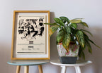 Affiche encadrée Morad posée sur une table, plante verte à côté, fait en France, livraison gratuite 48h, cadeau idéal pour Noël