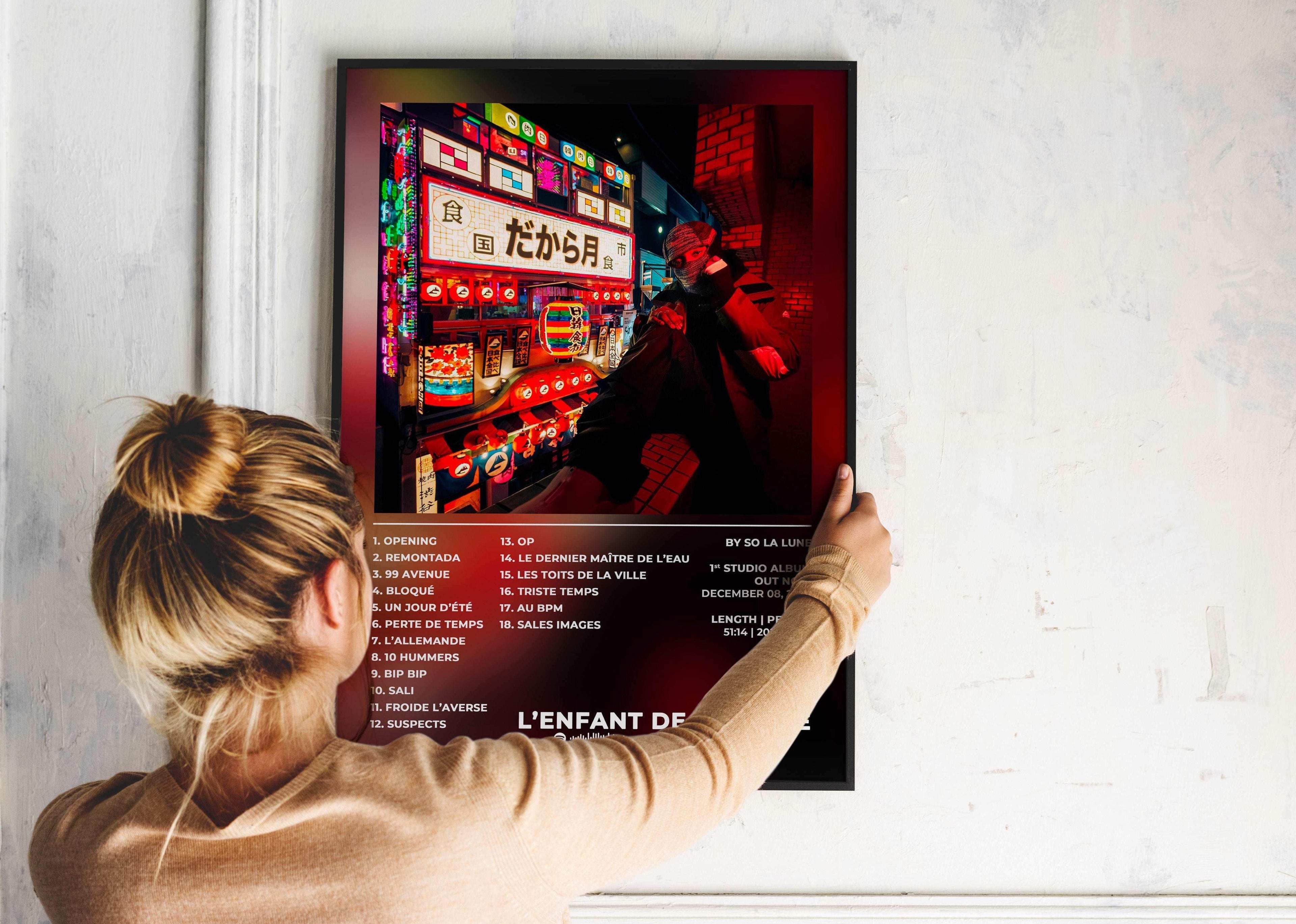 Affiche colorée avec une femme accrochée au mur, fait en France, livraison 48h gratuite, cadeau idéal pour Noël