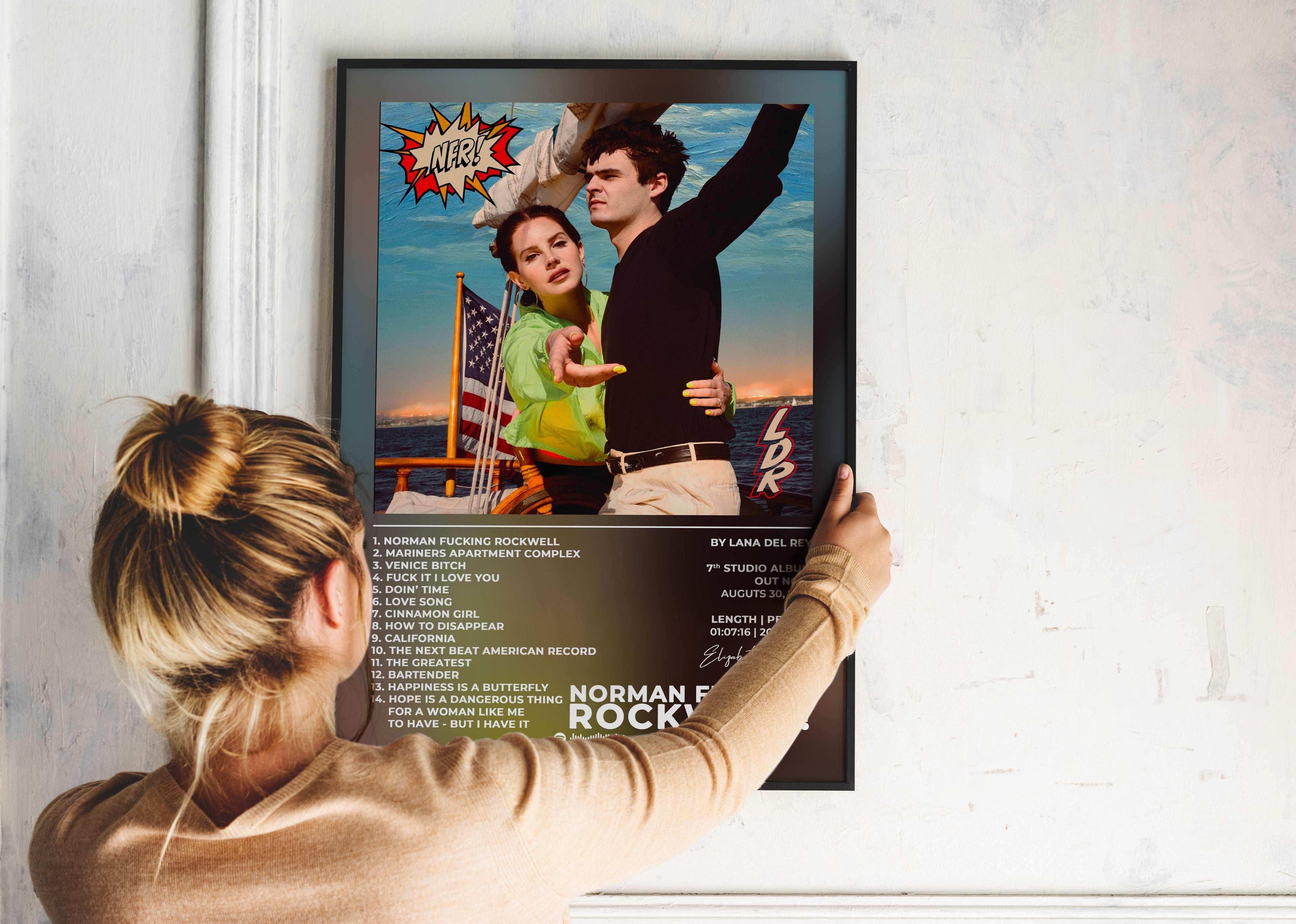 Affiche album accrochée par une femme, fait en France, livraison gratuite 48h, cadeau Noël idéal