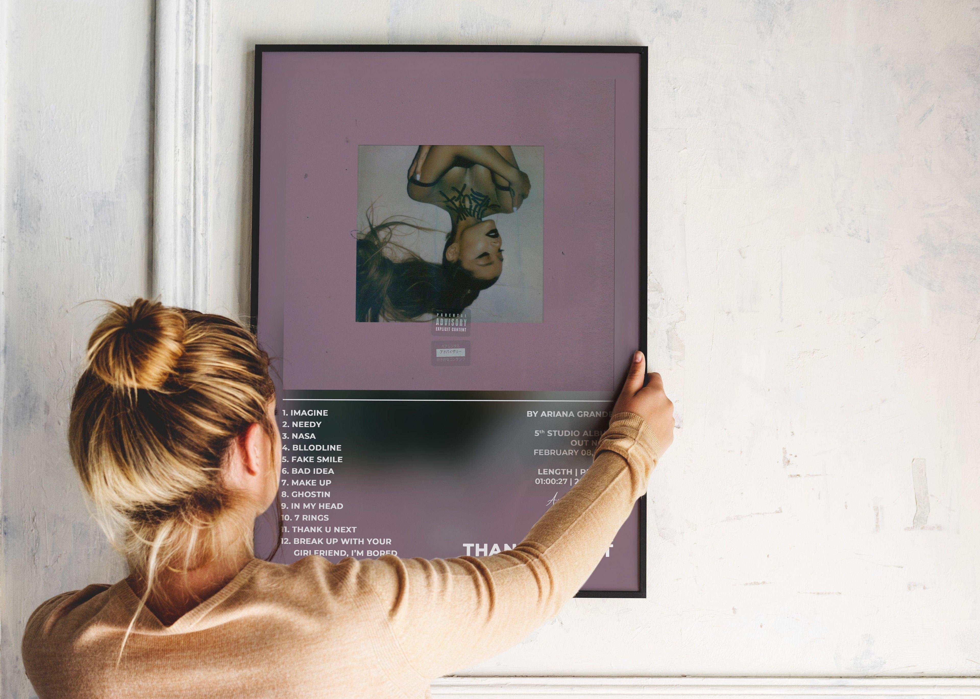 Femme accrochant un tableau album, fait en France, livraison gratuite 48h, cadeau idéal Noël