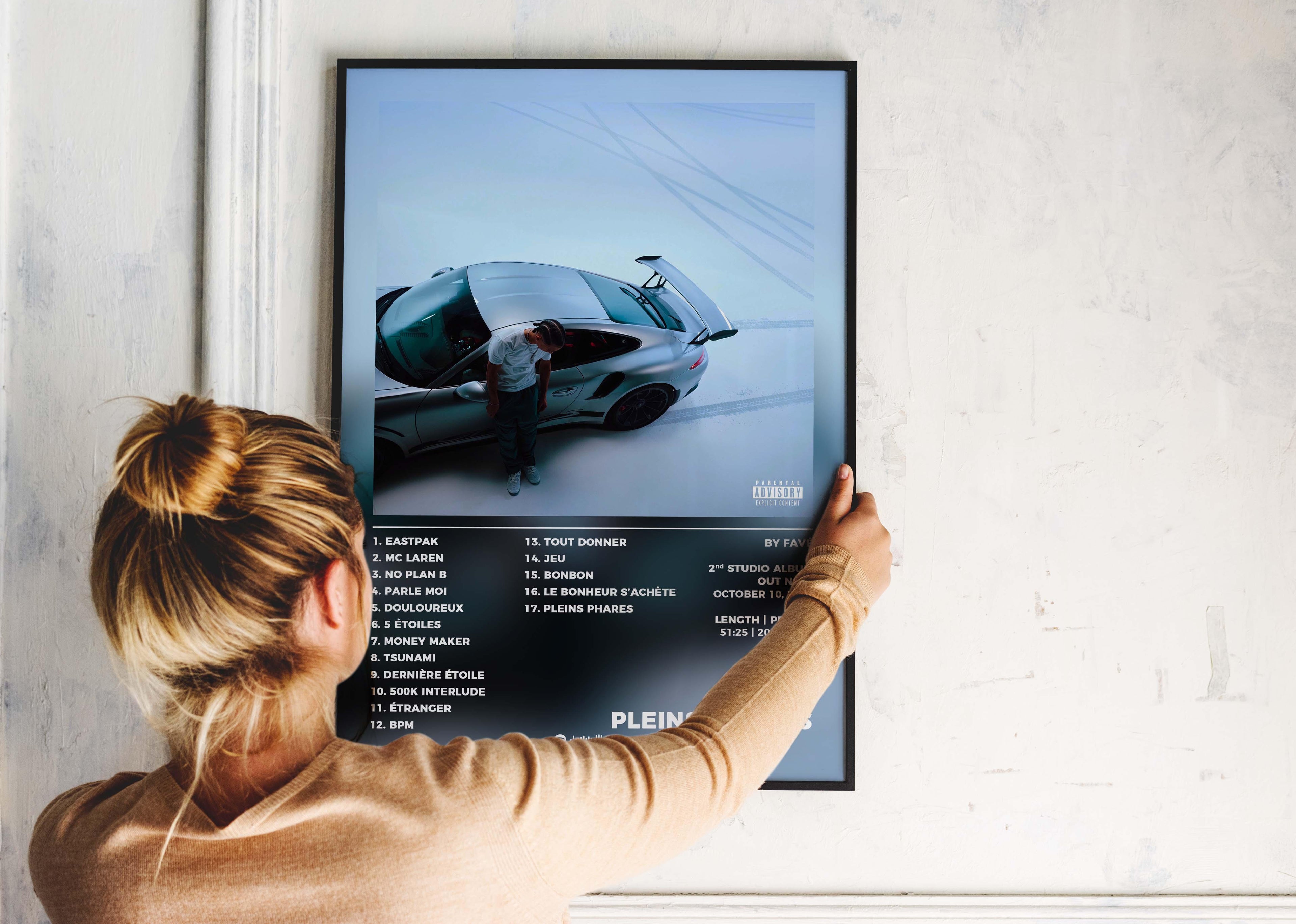 Affiche encadrée d'une voiture de sport argentée avec un homme appuyé dessus, faite en France, livraison gratuite 48h