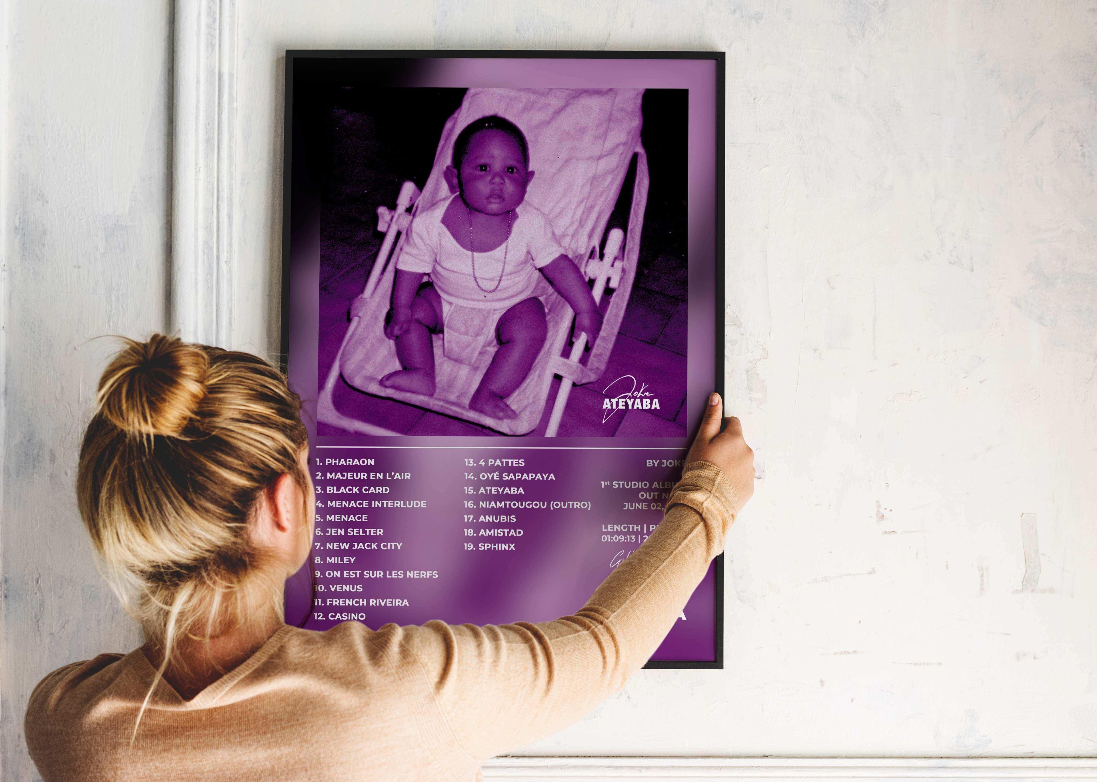 Affiche personnalisée bébé, femme l'accroche au mur, fait en France, livraison 48h, cadeau idéal Noël