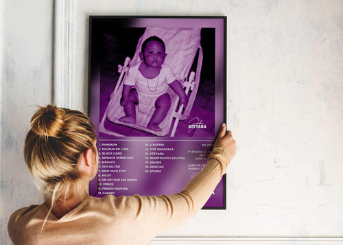 Affiche personnalisée bébé, femme l'accroche au mur, fait en France, livraison 48h, cadeau idéal Noël