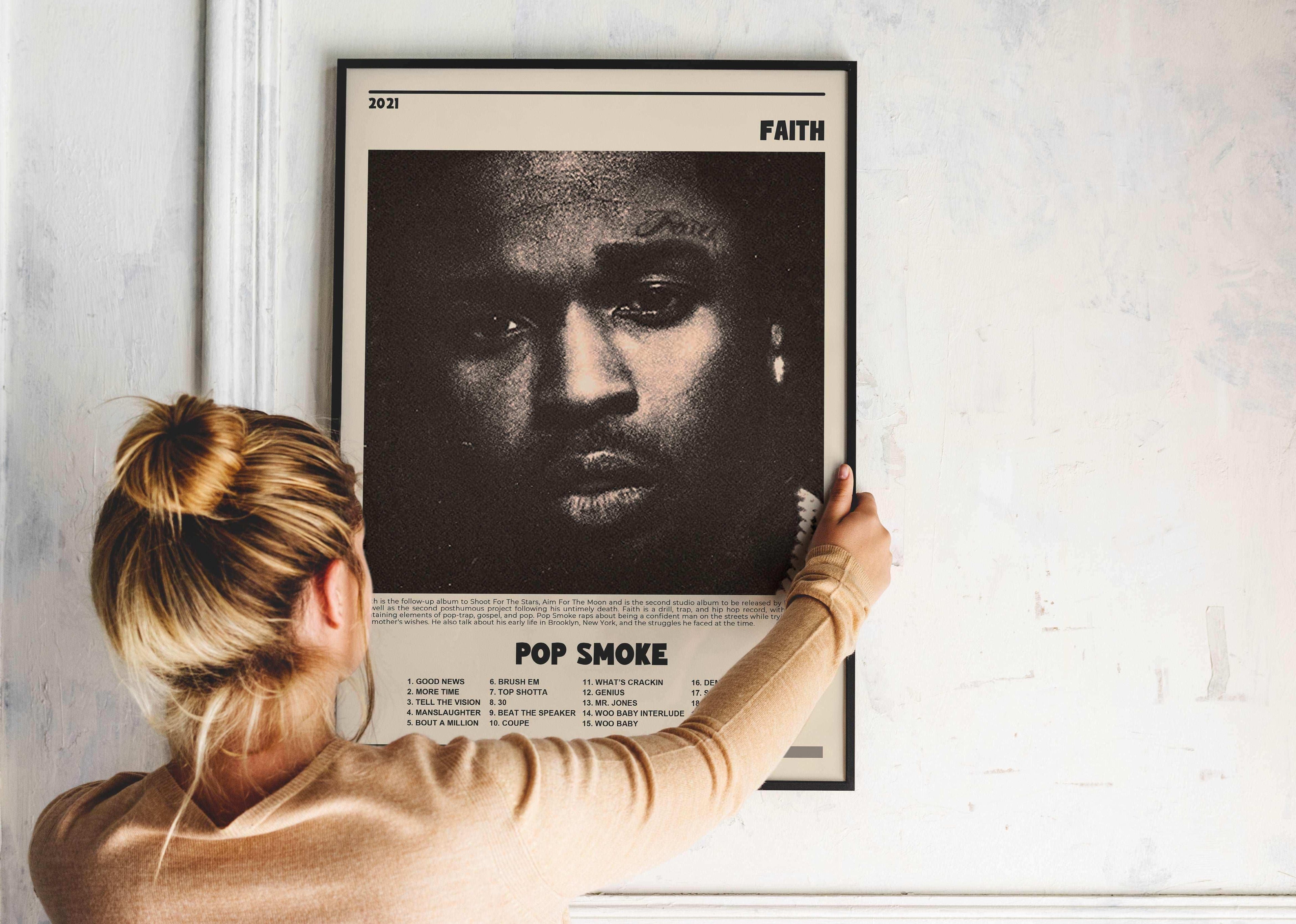 Affiche Pop Smoke accrochée par une femme, fait en France, livraison gratuite 48h, cadeau idéal Noël