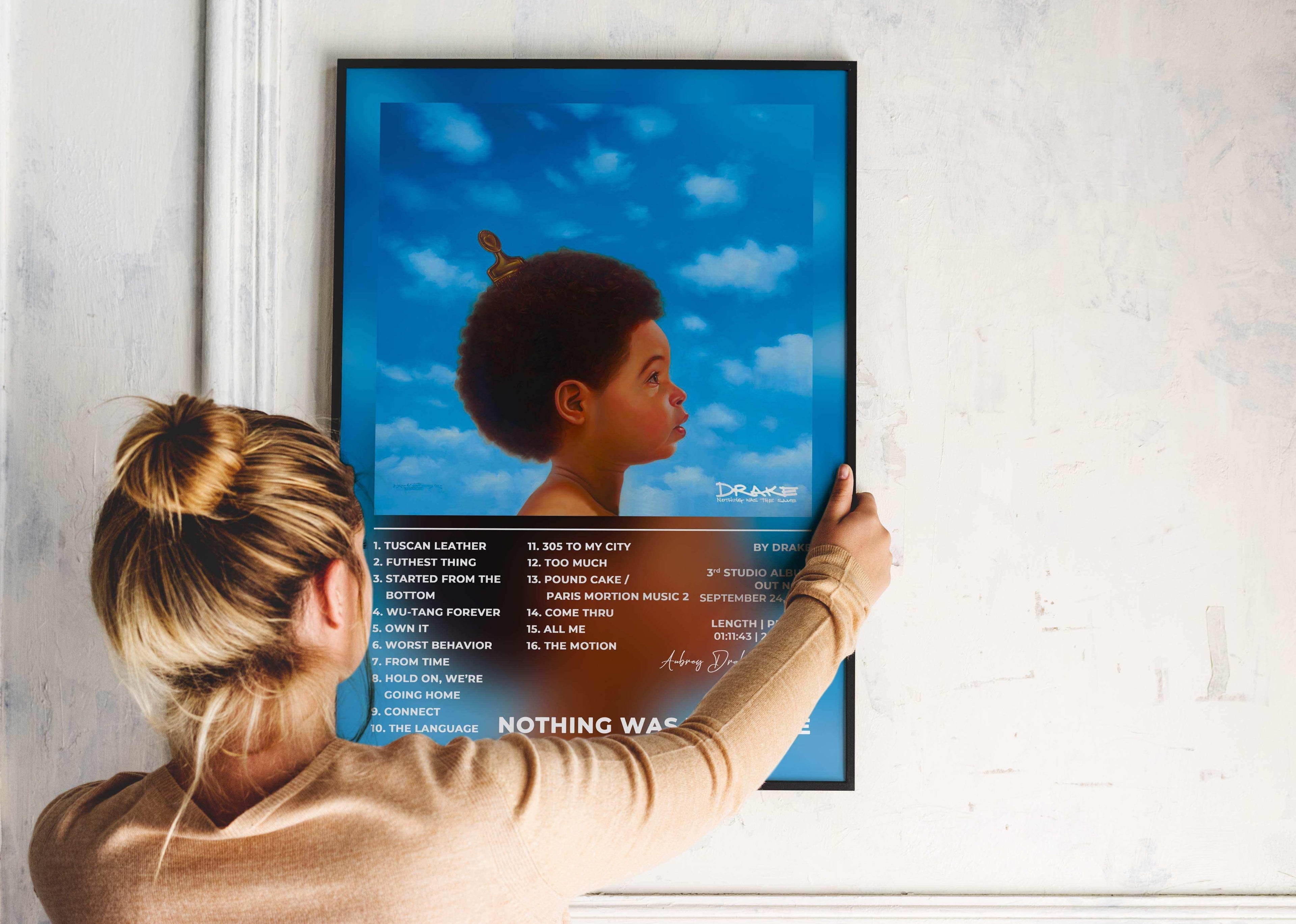 Femme accrochant un poster album bleu, fait en France, livraison gratuite 48h, cadeau Noël idéal