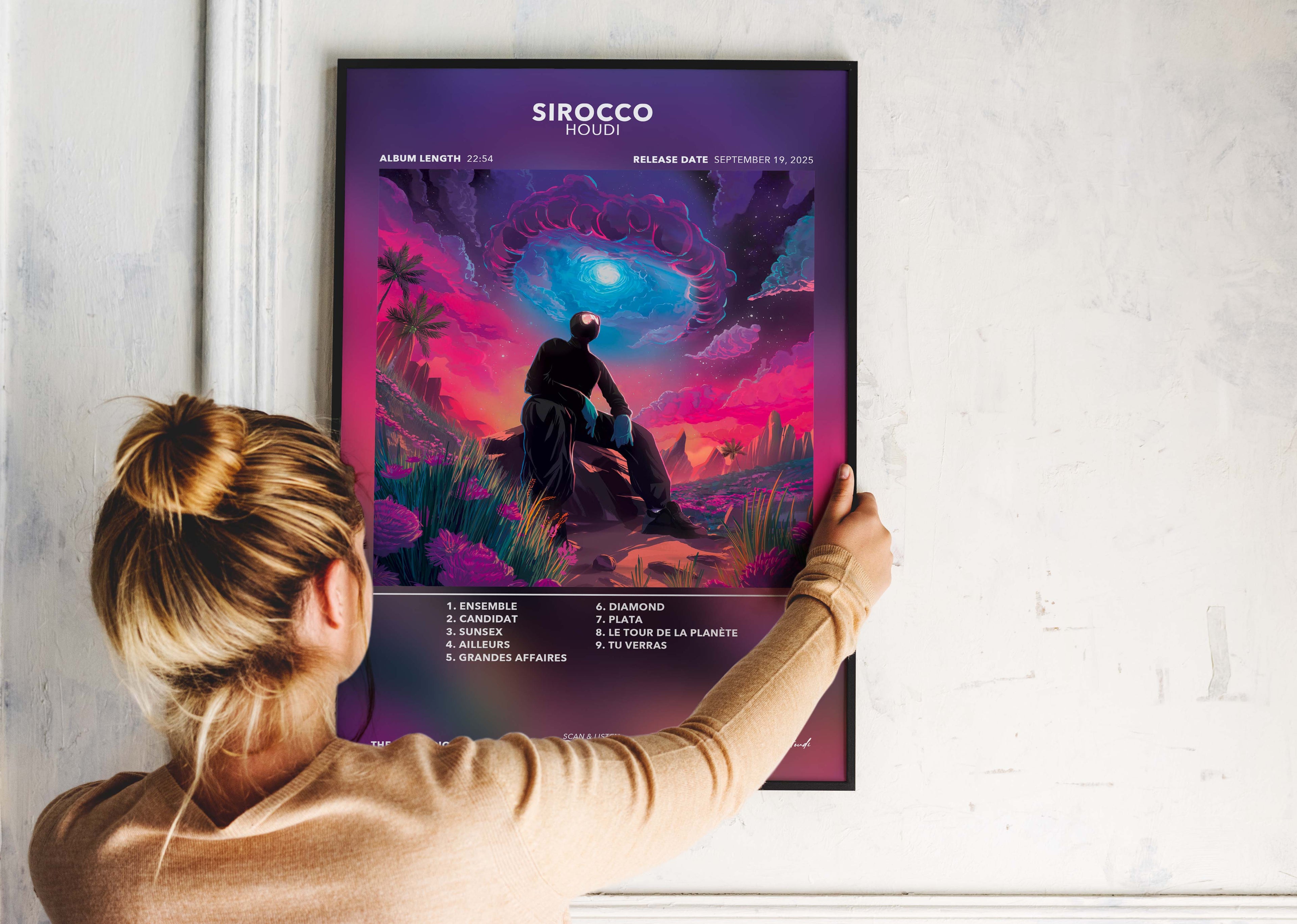 Personne tenant une affiche colorée de l'album SIROCCO HOUDI avec ciel étoilé, fait en France, livraison gratuite 48h