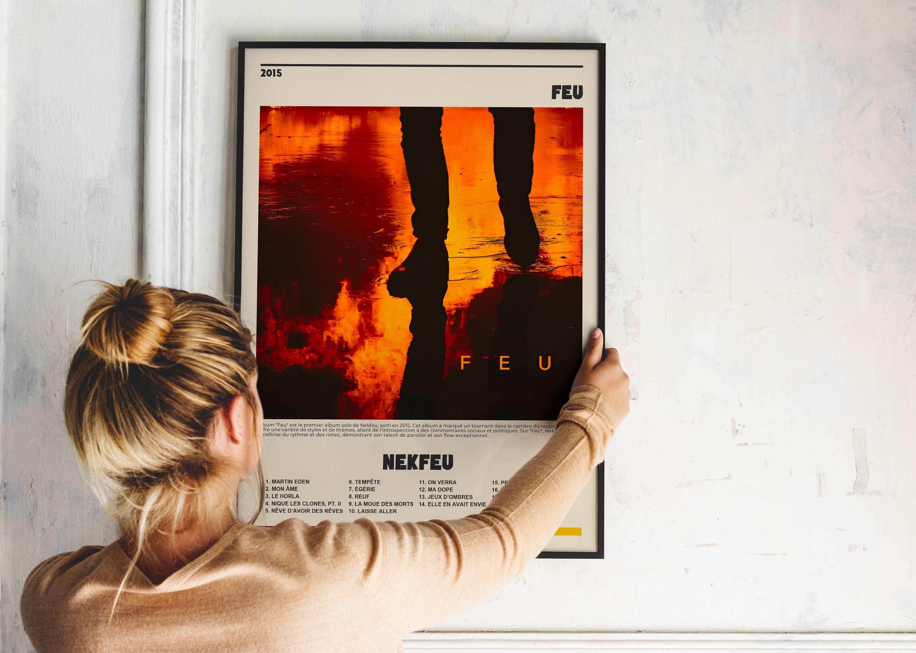 Affiche FEU accrochée par une femme, fait en France, livraison gratuite 48h, cadeau idéal Noël