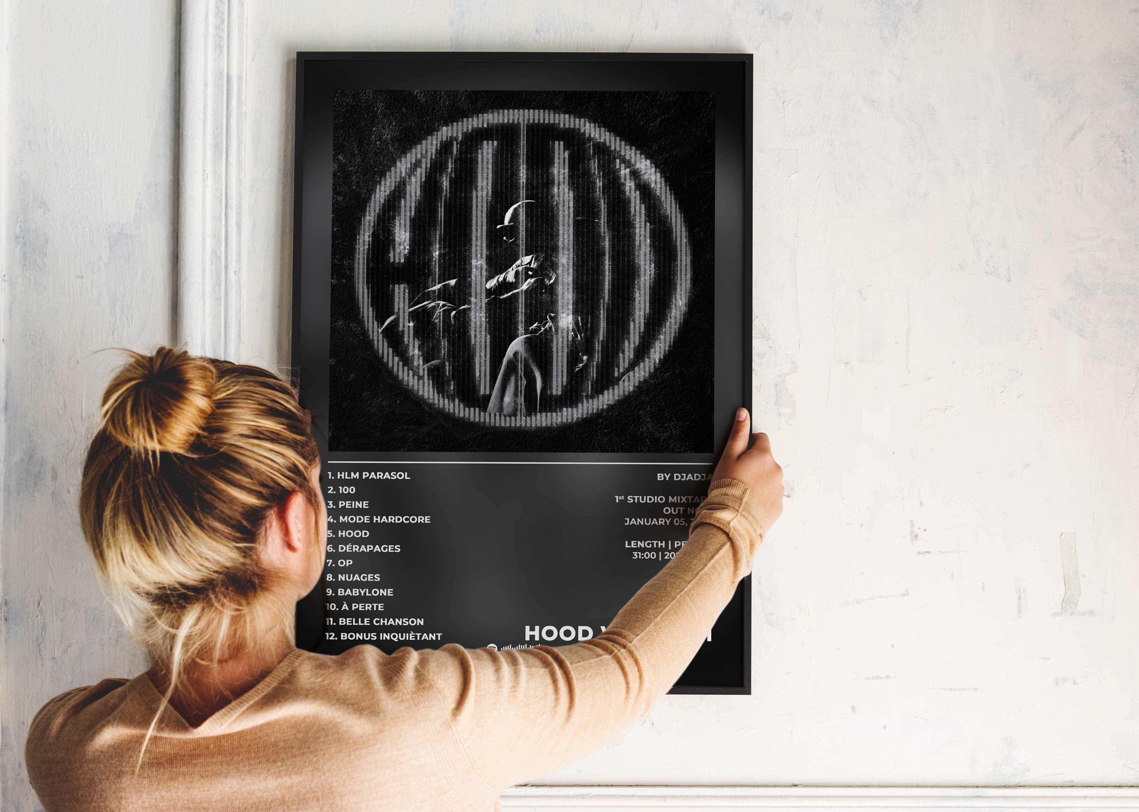 Femme accrochant un poster musical fait en France, livraison gratuite 48h, cadeau idéal Noël