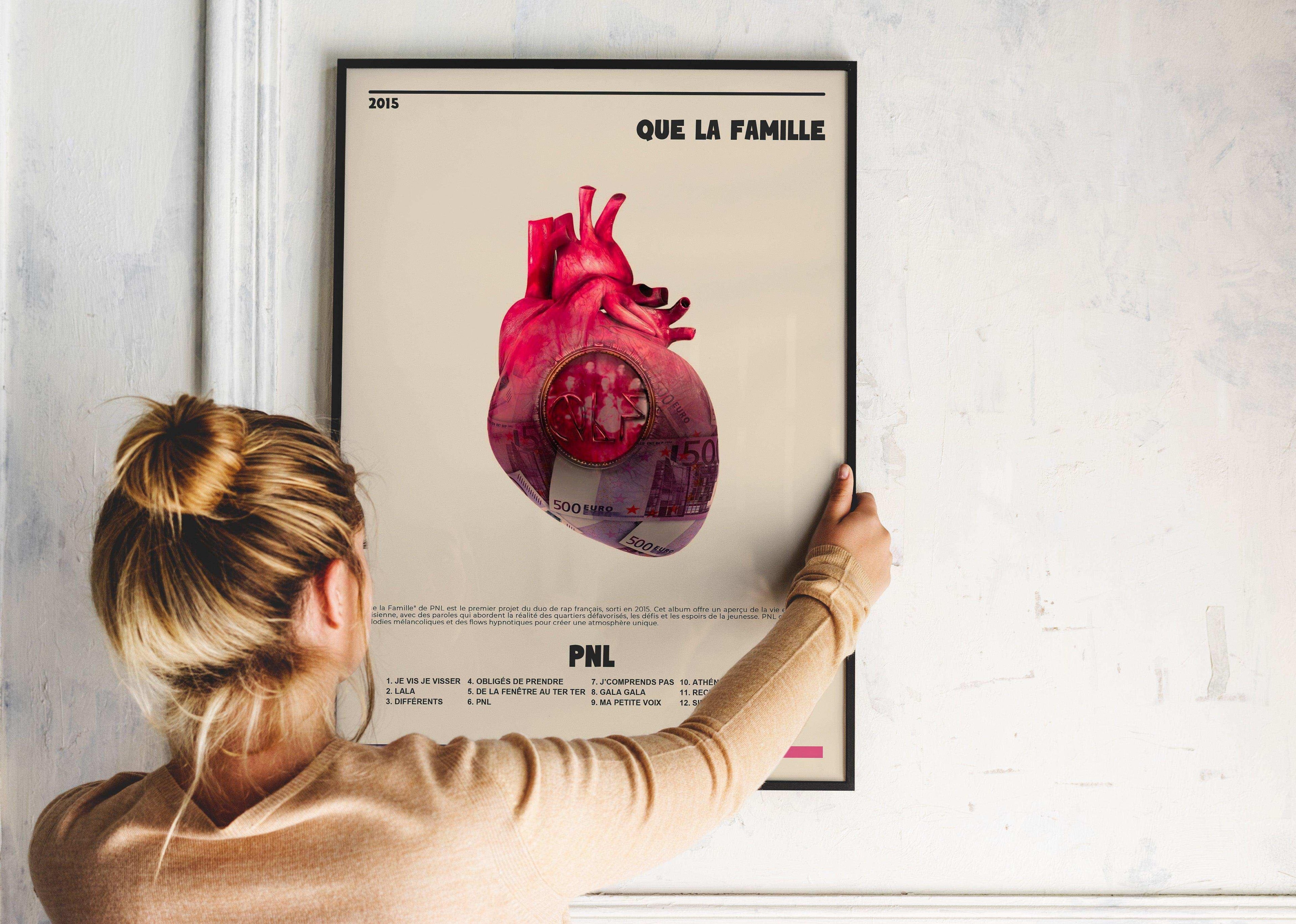 Affiche "Que la Famille" PNL tenue par une femme, fait en France, livraison gratuite 48h, cadeau idéal Noël