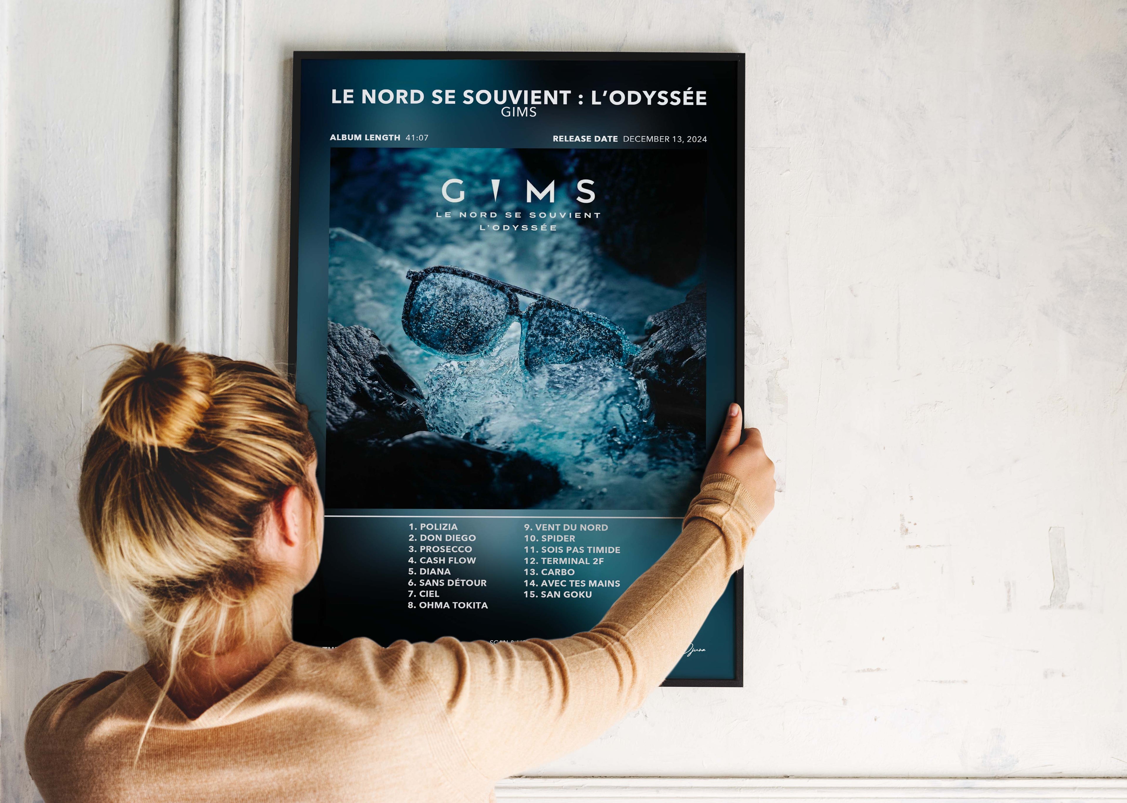 Affiche album Le Nord se Souvient : L'odyssée de GIMS avec lunettes dans l'eau, fait en France, livraison gratuite 48h