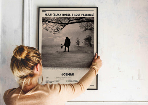 Affiche album Josman tenue par une femme, fait en France, livraison gratuite 48h, cadeau idéal Noël