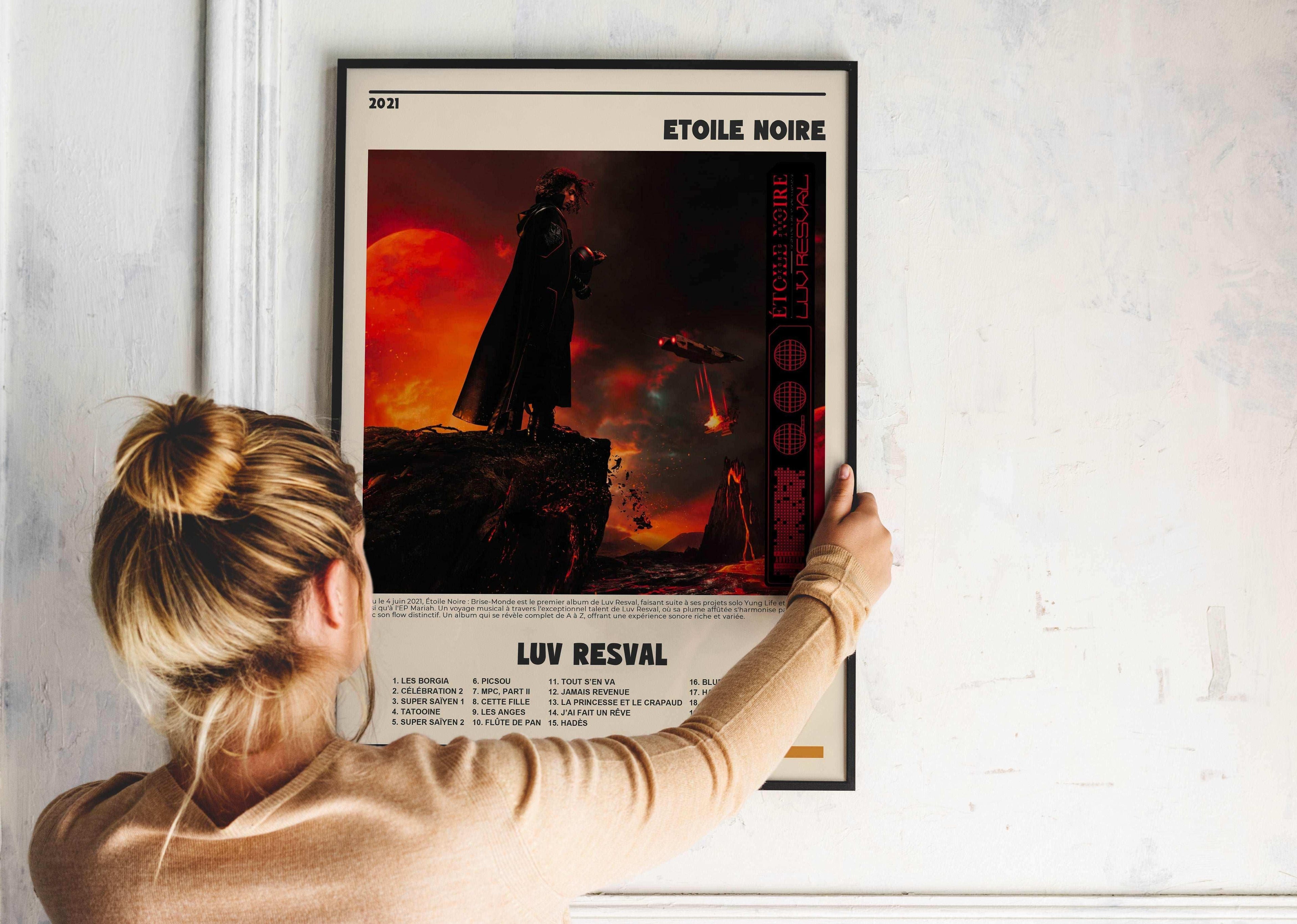 Affiche Luv Resval Étoile Noire tenue par une femme, fait en France, livraison gratuite 48h, cadeau idéal Noël