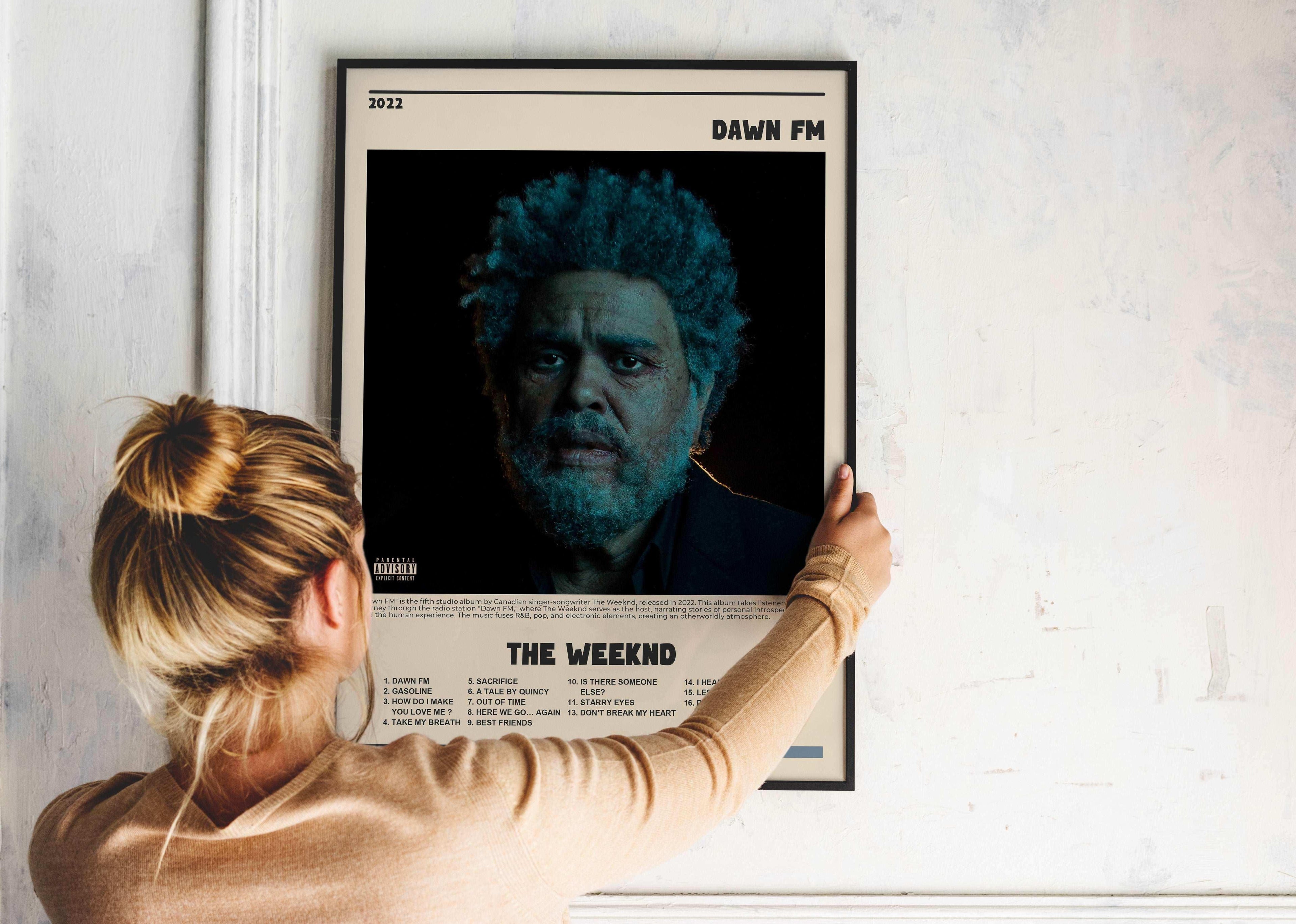 Affiche album accrochée par une femme, fait en France, livraison 48h, cadeau de Noël idéal