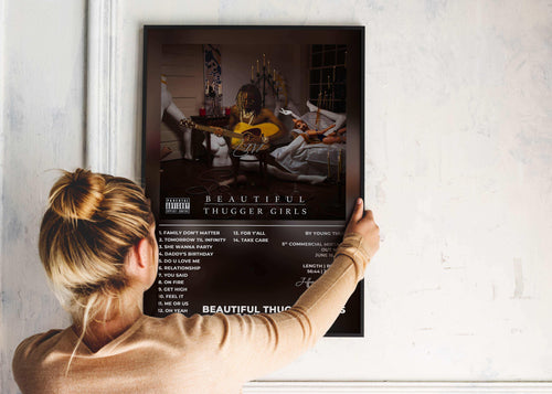 Affiche album accrochée par une femme, fait en France, livraison 48h, cadeau idéal Noël
