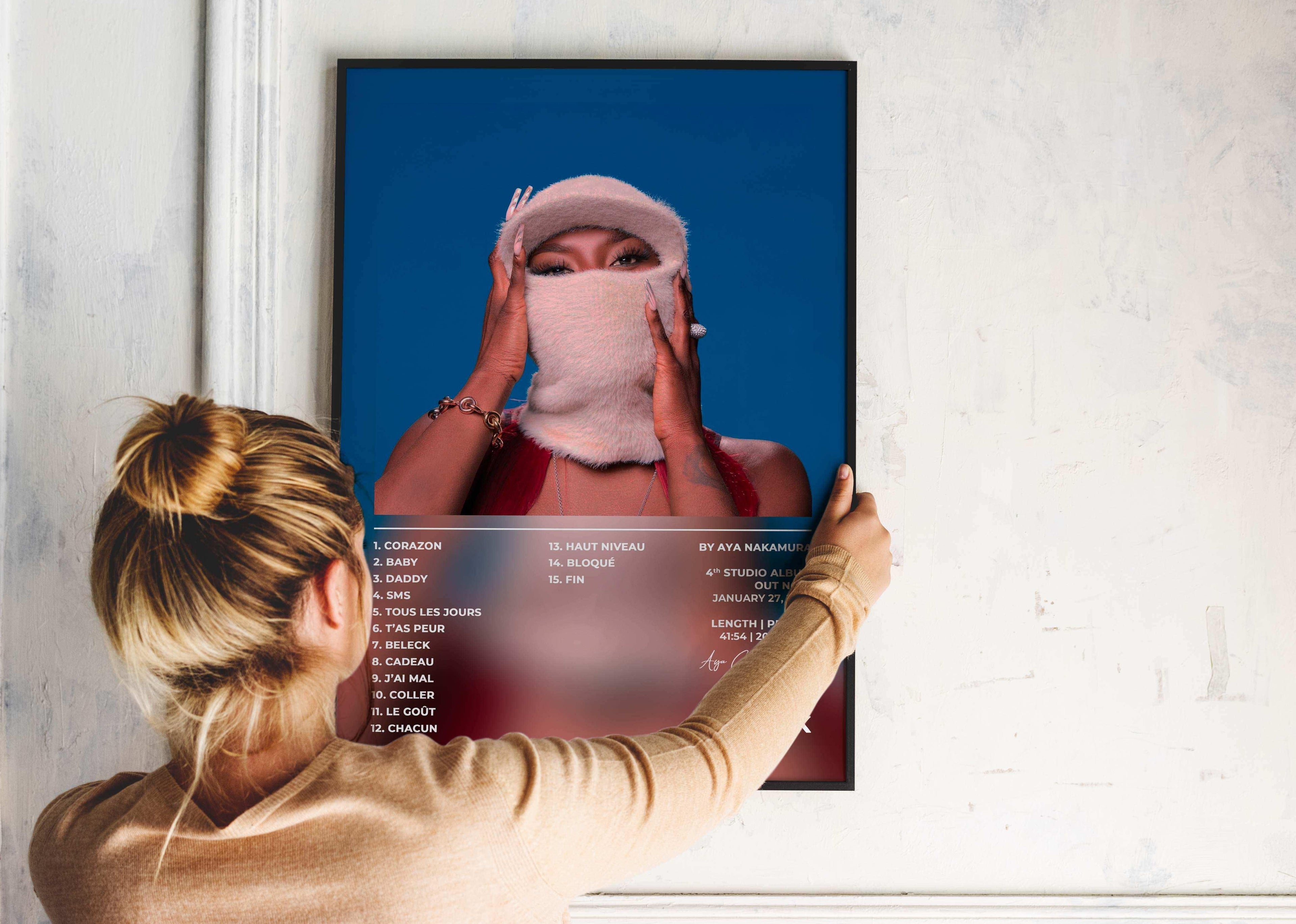 Affiche musique accrochée par une femme, fait en France, livraison gratuite 48h, cadeau idéal Noël