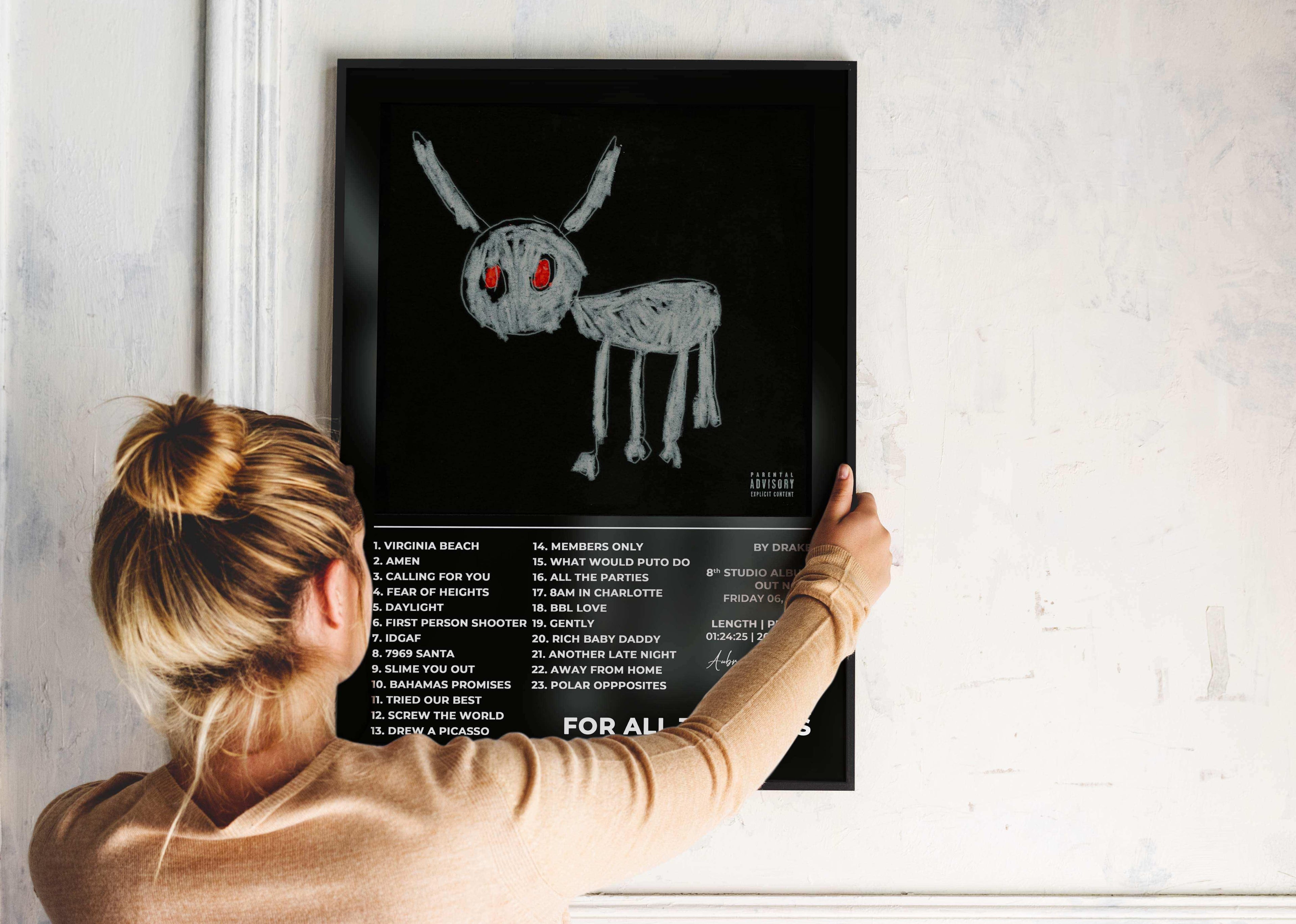 Femme accrochant une affiche album avec dessin animal, fait en France, livraison 48h gratuite, idée cadeau Noël