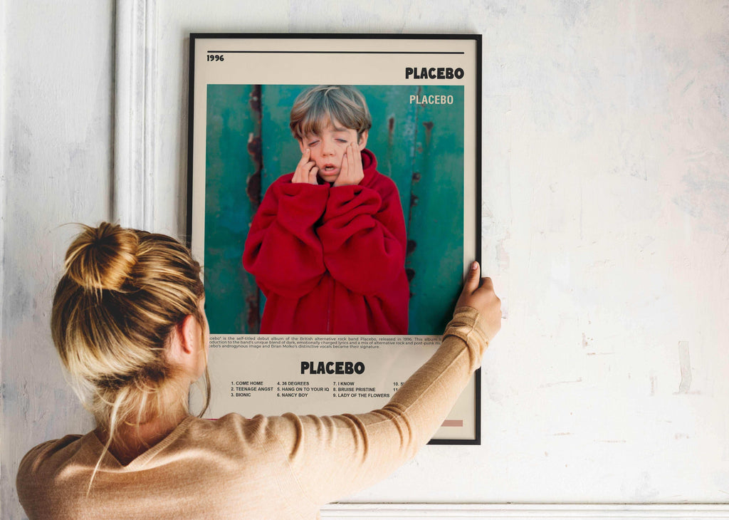 Affiche album Placebo accrochée par une femme, fait en France, livraison gratuite 48h, cadeau Noël idéal