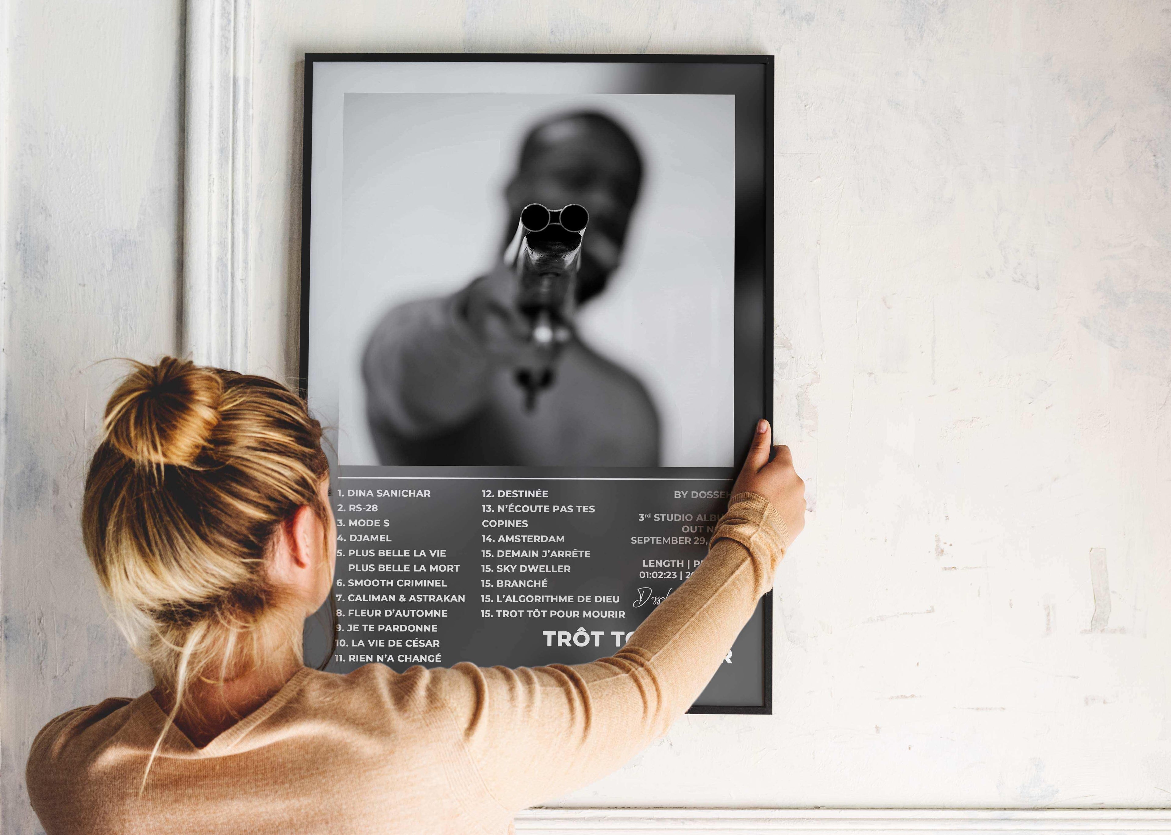 Femme accrochant un tableau fait en France, livraison gratuite 48h, cadeau idéal Noël