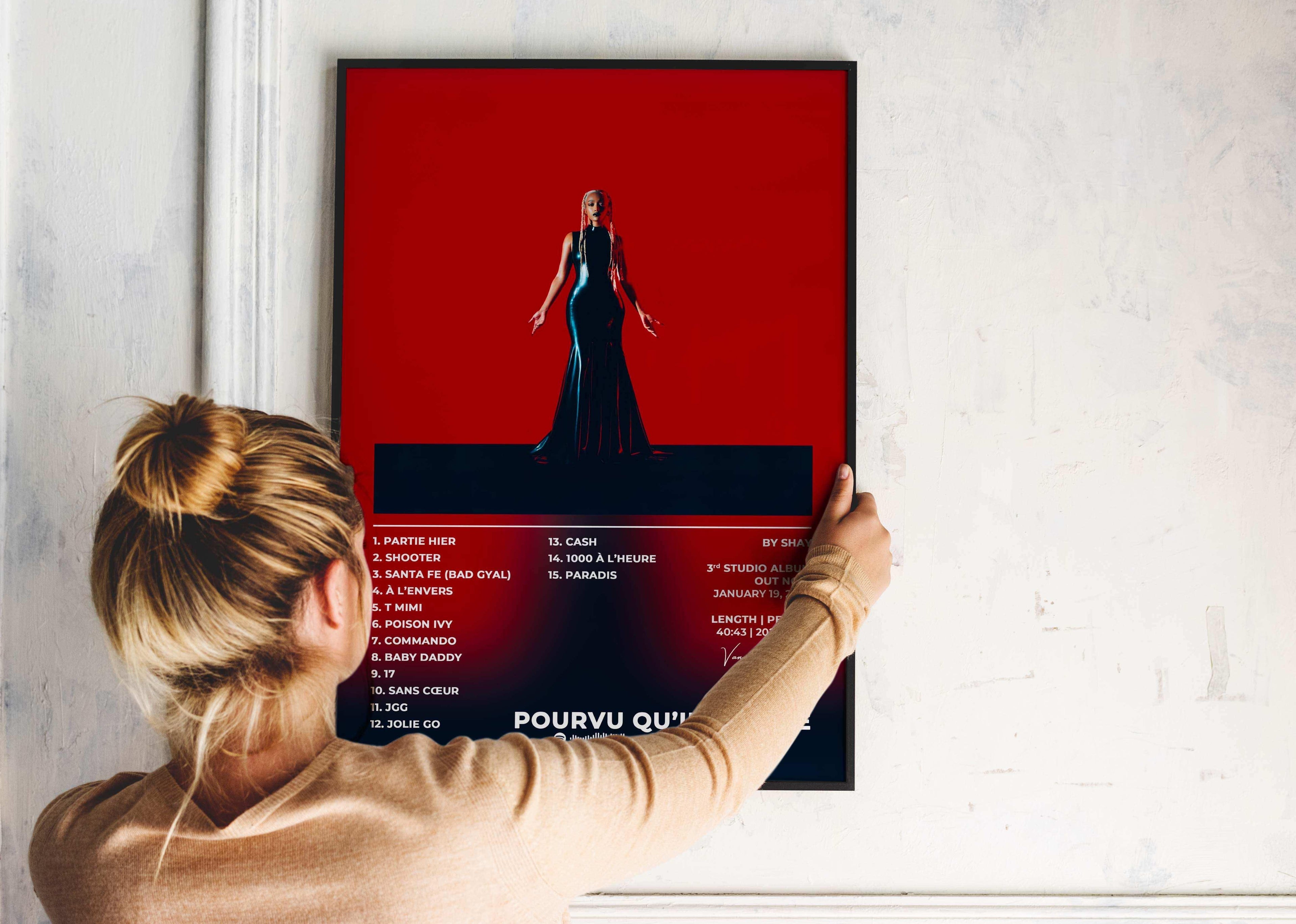 Femme accrochant un poster album sur fond mural, fait en France, livraison gratuite 48h, cadeau idéal Noël