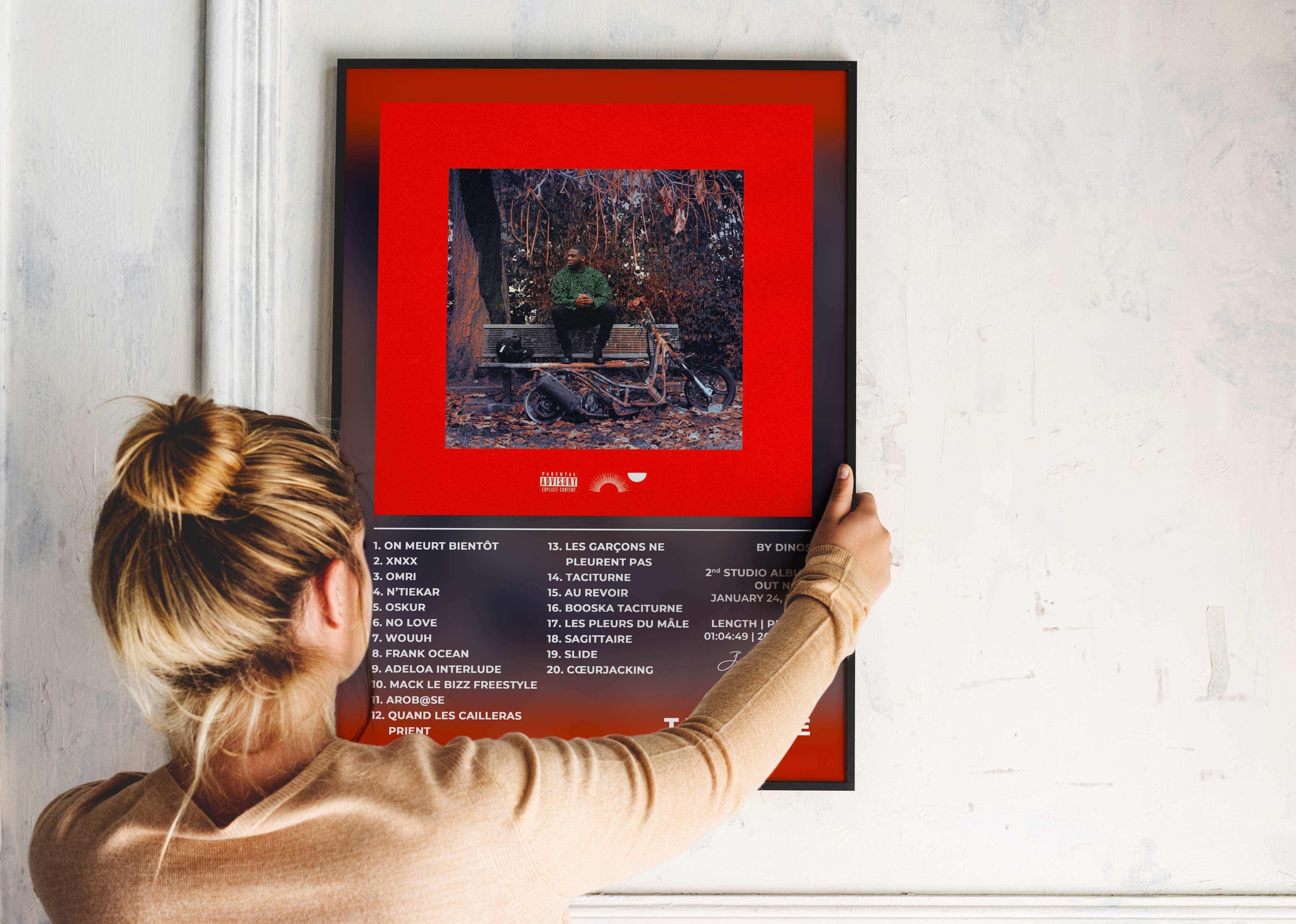 Femme accrochant un poster album, fait en France, livraison gratuite 48h, cadeau idéal Noël
