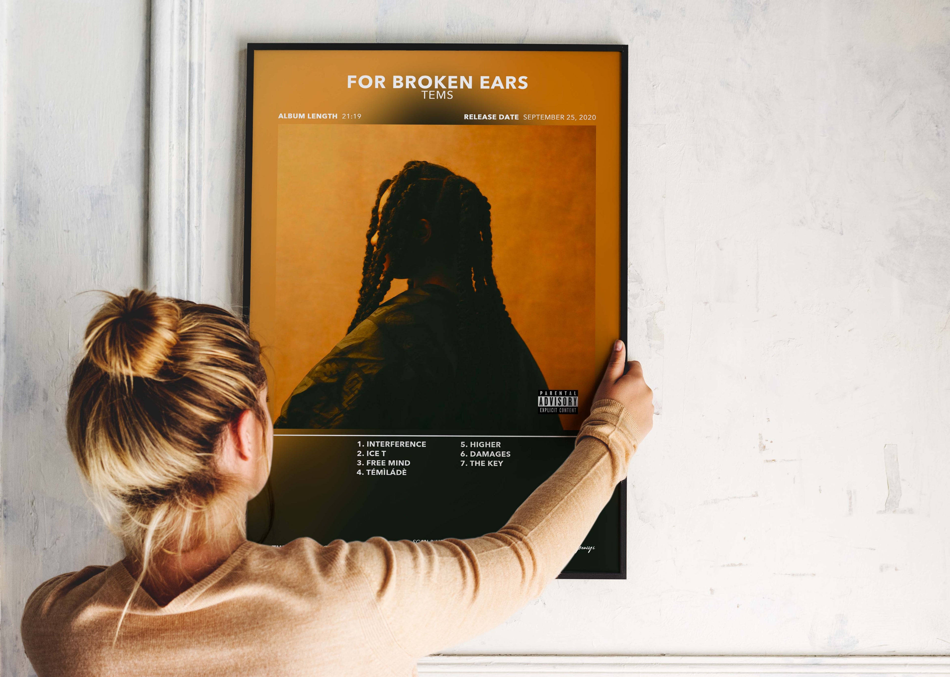 Affiche d'album For Broken Ears par Tems tenue par une femme, fait en France, livraison gratuite en 48h