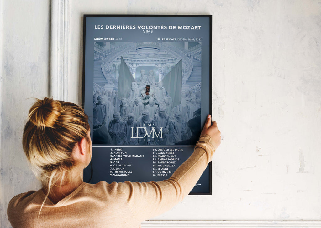 Affiche de l'album Les Dernières Volontés de Mozart de Gims tenue par une femme, fait en France, livraison gratuite 48h