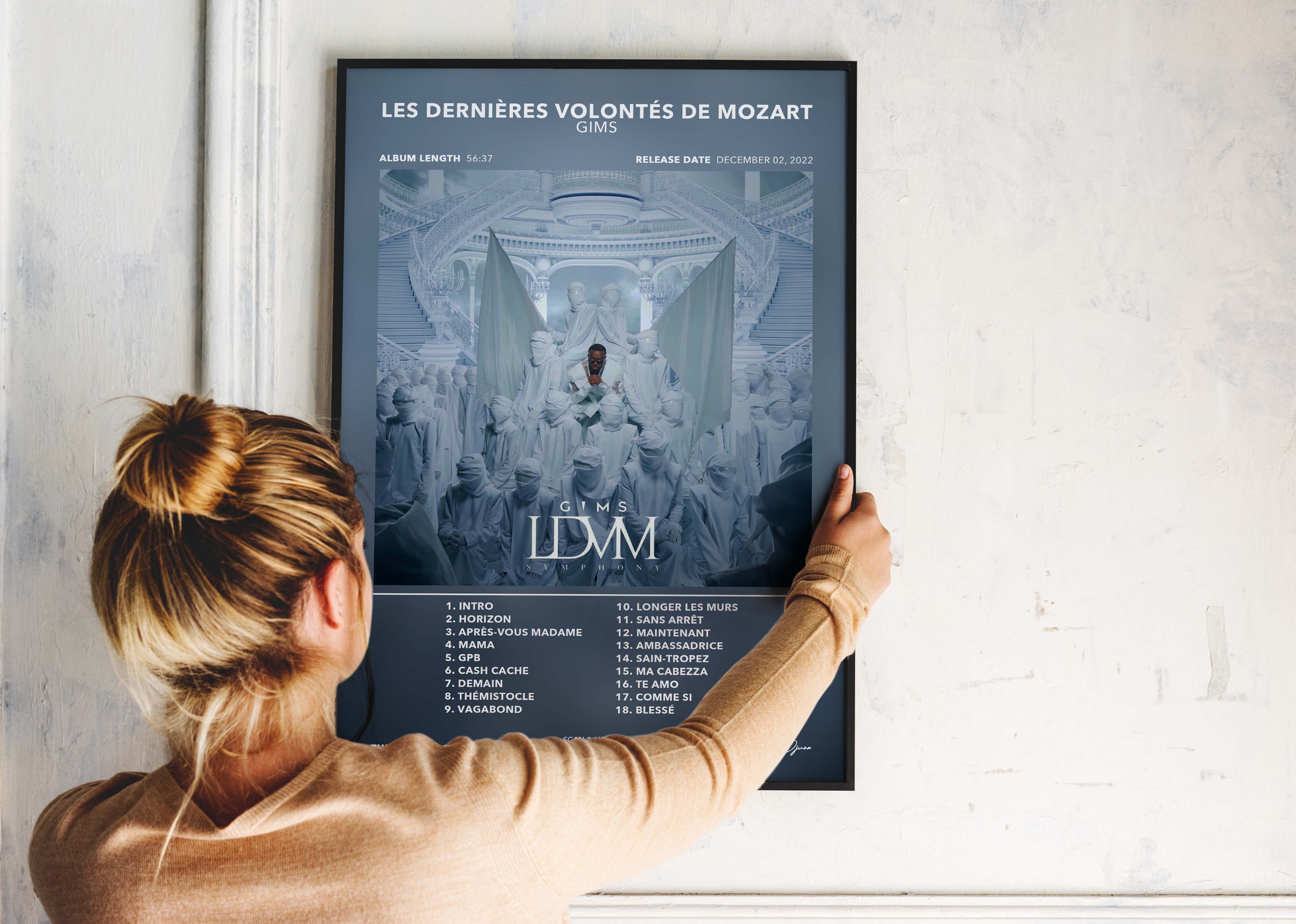 Affiche de l'album Les Dernières Volontés de Mozart de Gims tenue par une femme, fait en France, livraison gratuite 48h