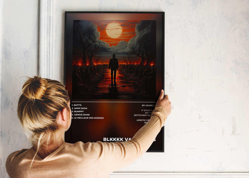 Femme accrochant un poster fait en France, livraison gratuite 48h, cadeau idéal pour Noël