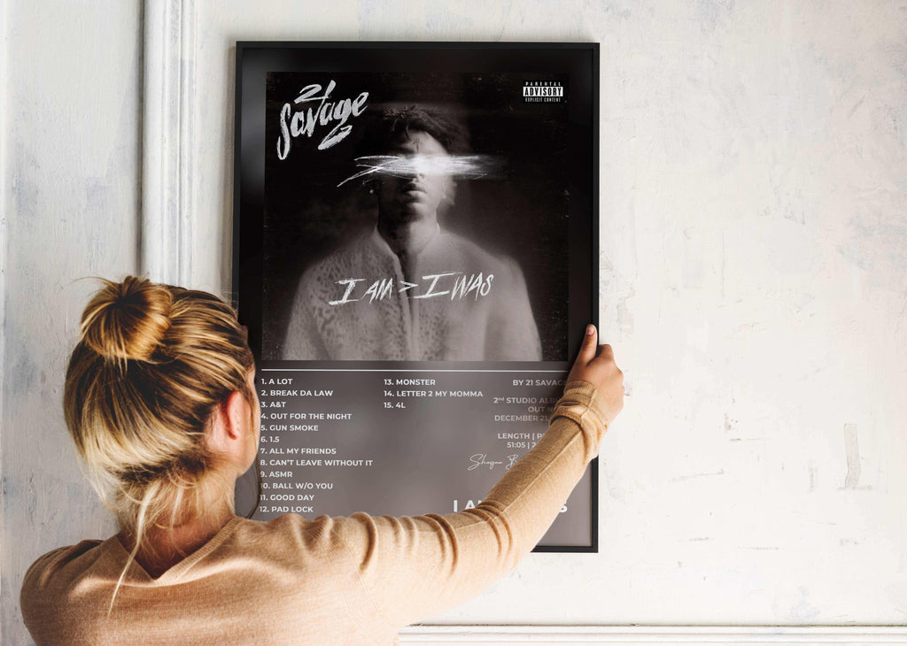 Femme accrochant un poster album sur un mur, fait en France, livraison gratuite 48h, idée cadeau Noël