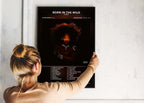 Femme accrochant affiche album Born in the Wild de Tems, fait en France, livraison gratuite 48h