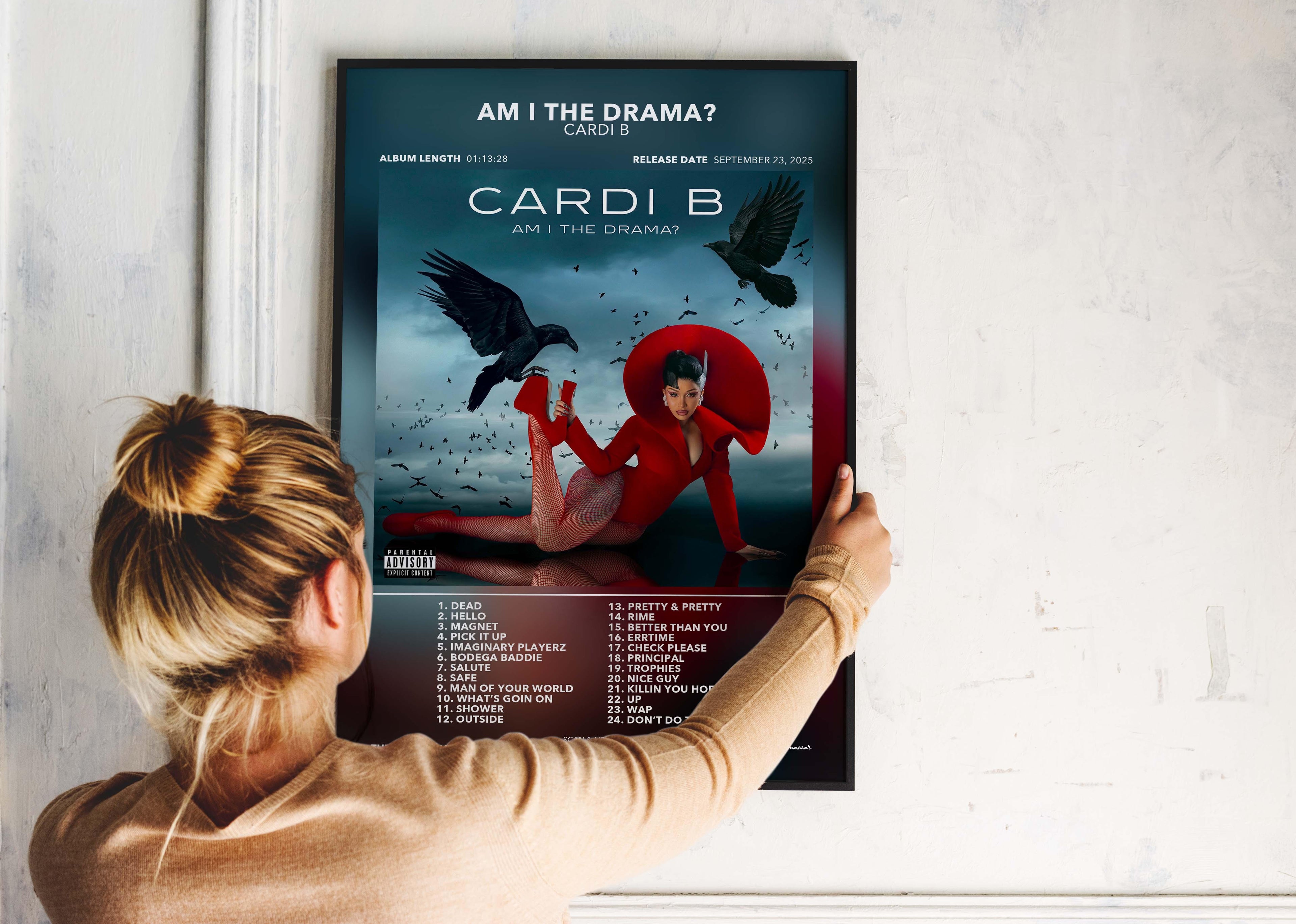 Affiche album Cardi B Am I The Drama, femme accrochant cadre noir, fait en France, livraison gratuite 48h