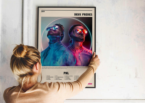 Affiche Deux Frères PNL accrochée par une femme, fait en France, livraison gratuite 48h, cadeau idéal Noël