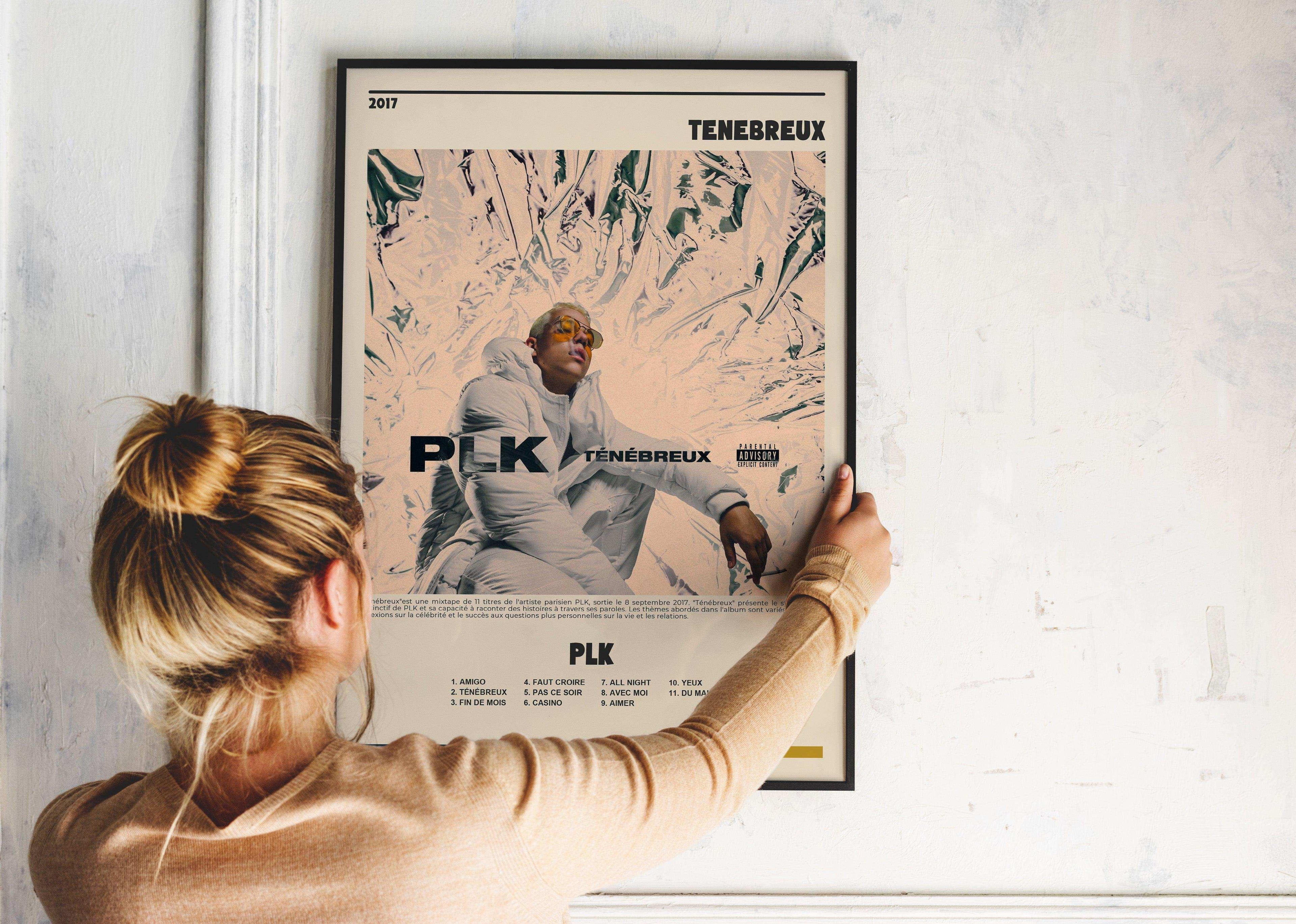 Affiche PLK tenue par une femme, fait en France, livraison gratuite 48h, cadeau idéal Noël