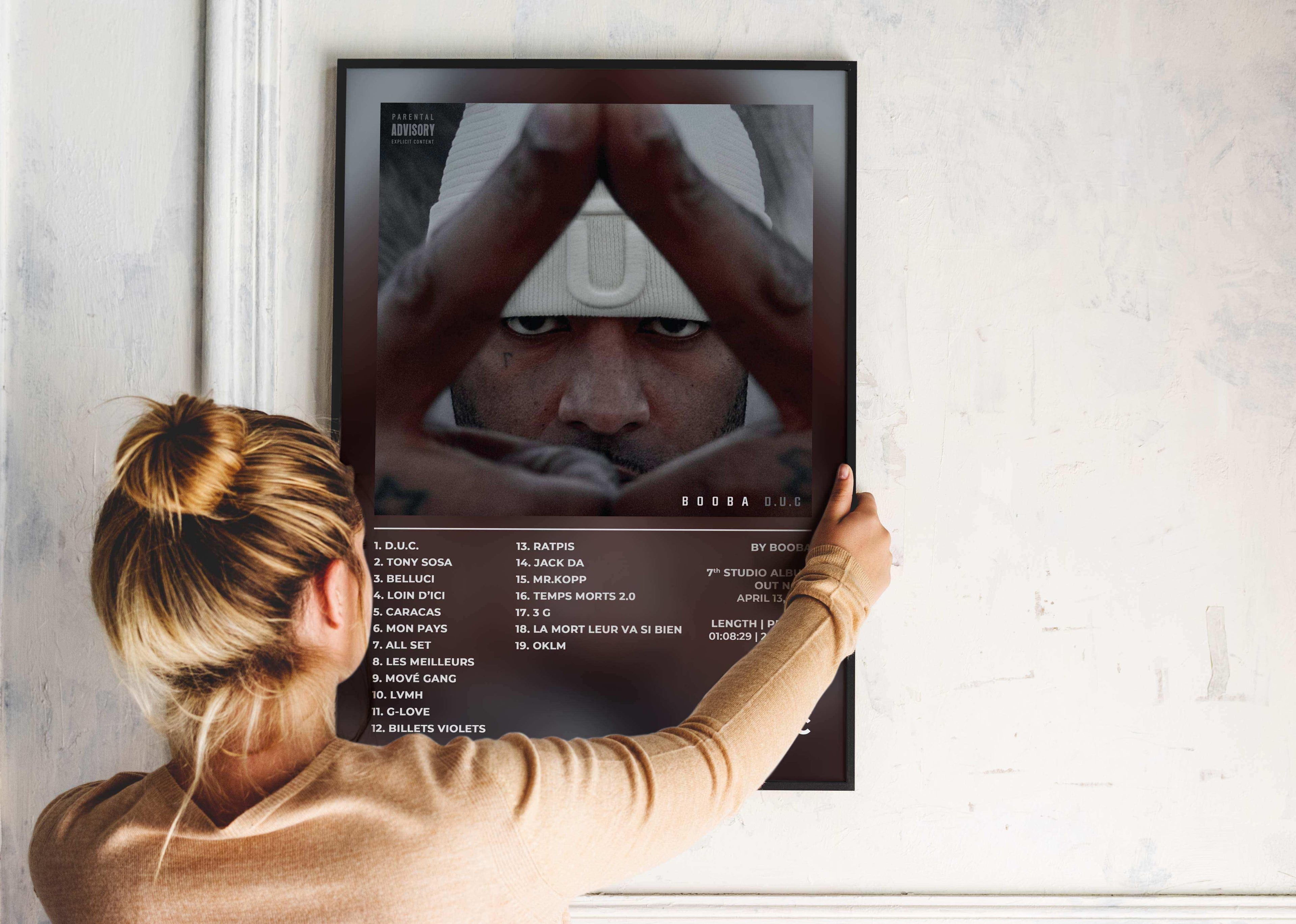Affiche album accrochée par une femme, fait en France, livraison 48h gratuite, cadeau idéal Noël