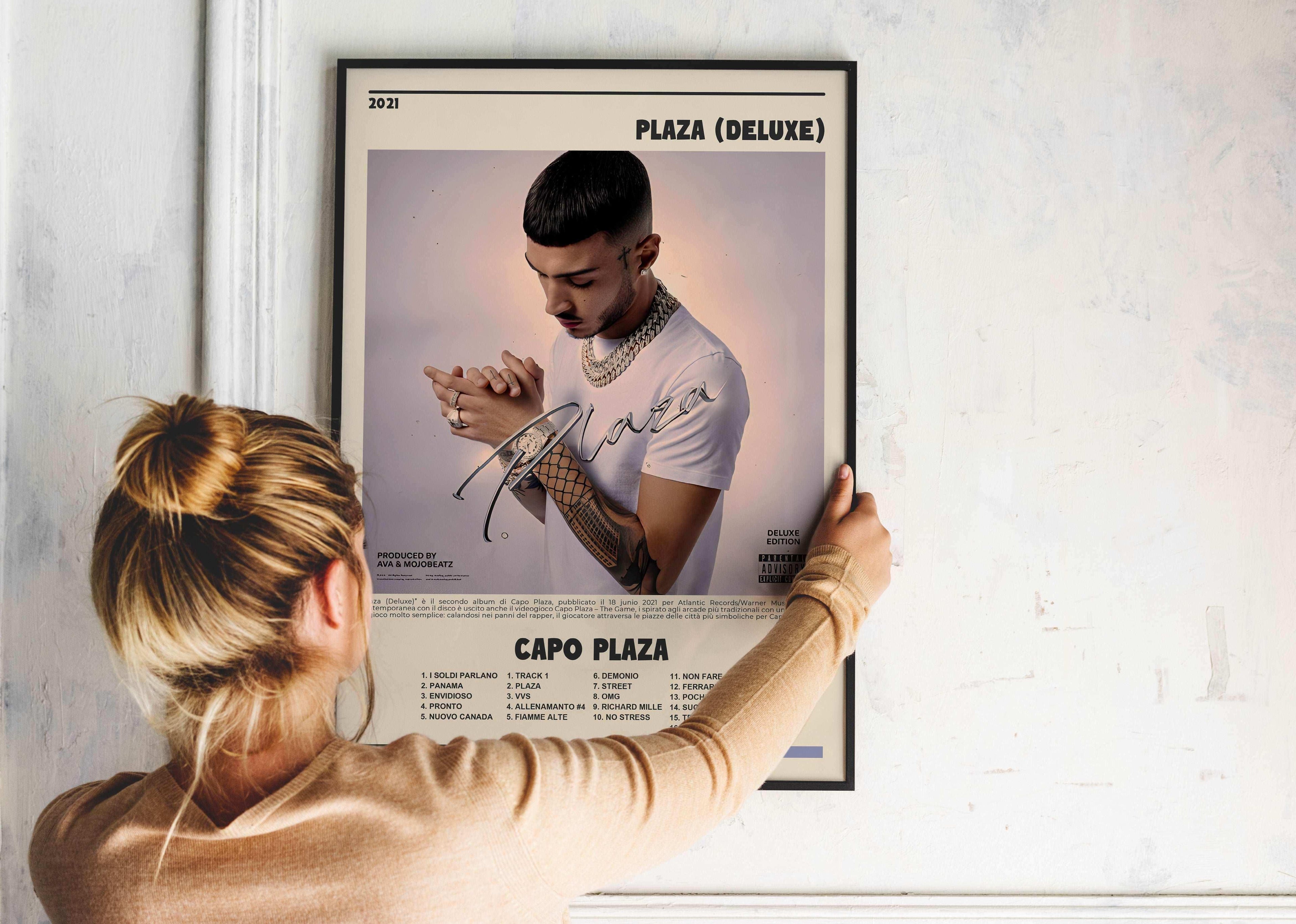 Affiche musicale accrochée par une femme, fait en France, livraison gratuite 48h, cadeau idéal Noel