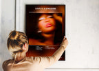 Femme accrochant un poster d'album flou Love is a Kingdom, fait en France, livraison gratuite 48h