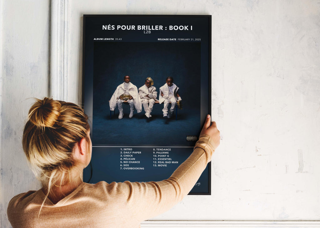 Affiche album Nés pour briller Book I avec trois enfants habillés en blanc, fait en France, livraison gratuite 48h