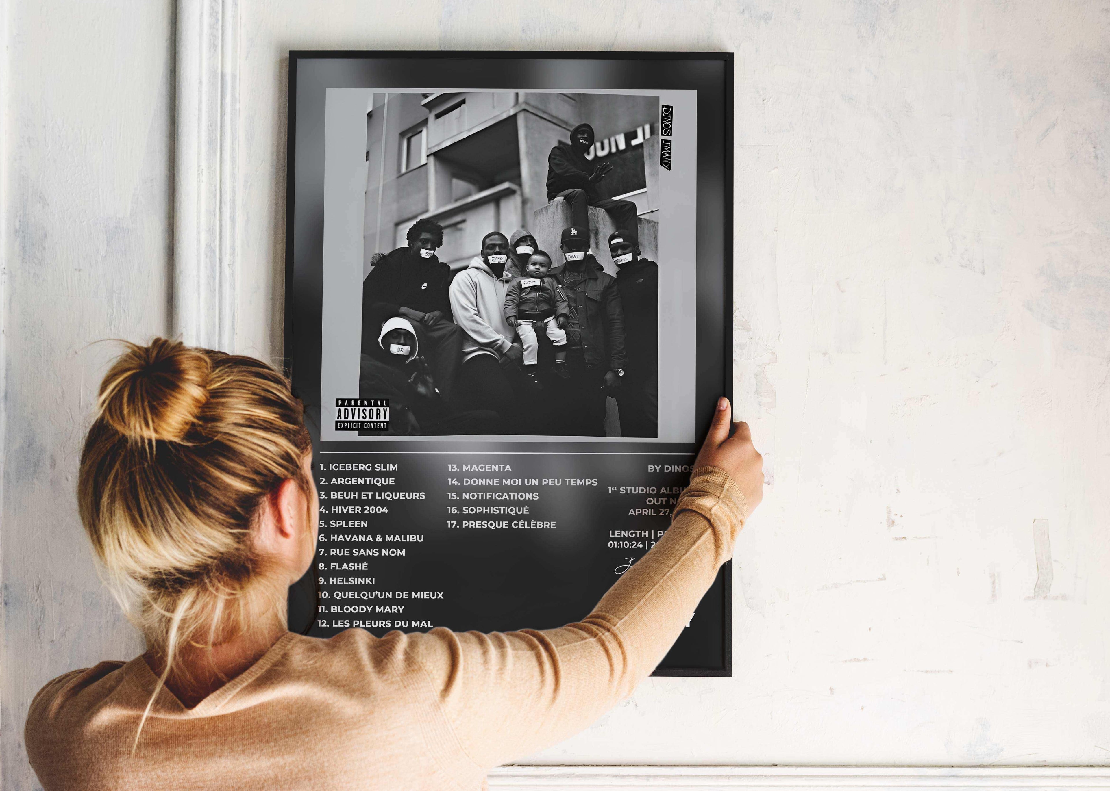 Affiche album rap avec tracklist accrochée au mur, fait en France, livraison 48h gratuite, cadeau idéal Noël