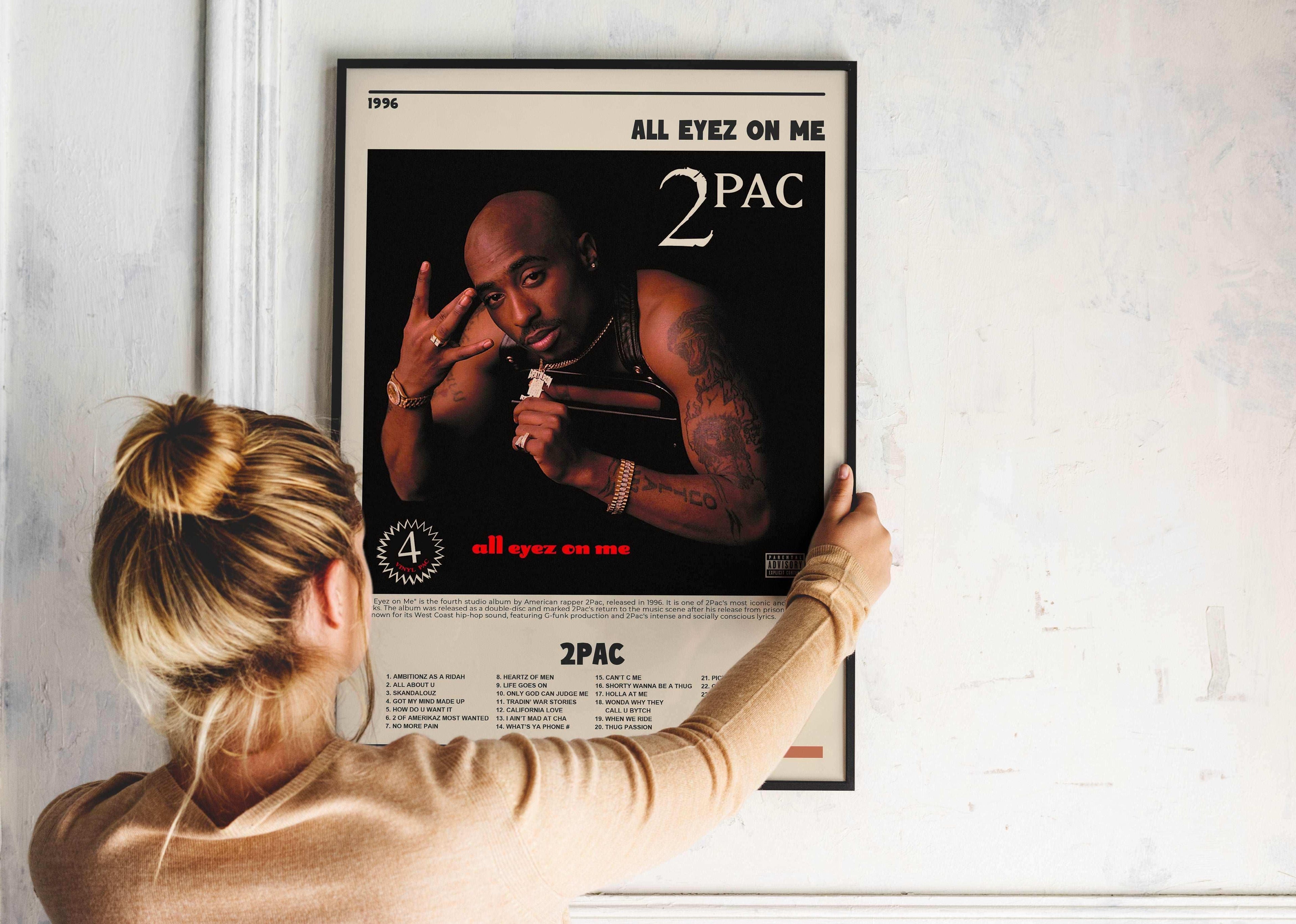Affiche album 2Pac All Eyez On Me accrochée par une femme, fait en France, livraison gratuite 48h, cadeau idéal Noël