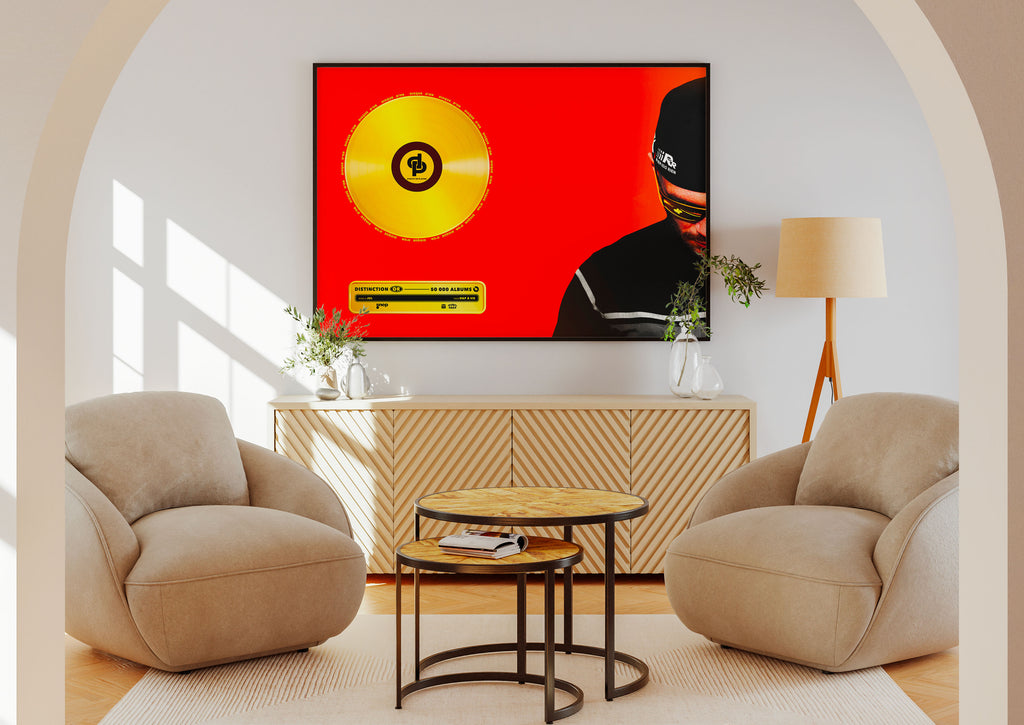 Salon moderne avec deux fauteuils beige, tables en bois, buffet clair, lampadaire, tableau rouge avec disque doré, fait en France, livraison gratuite 48h