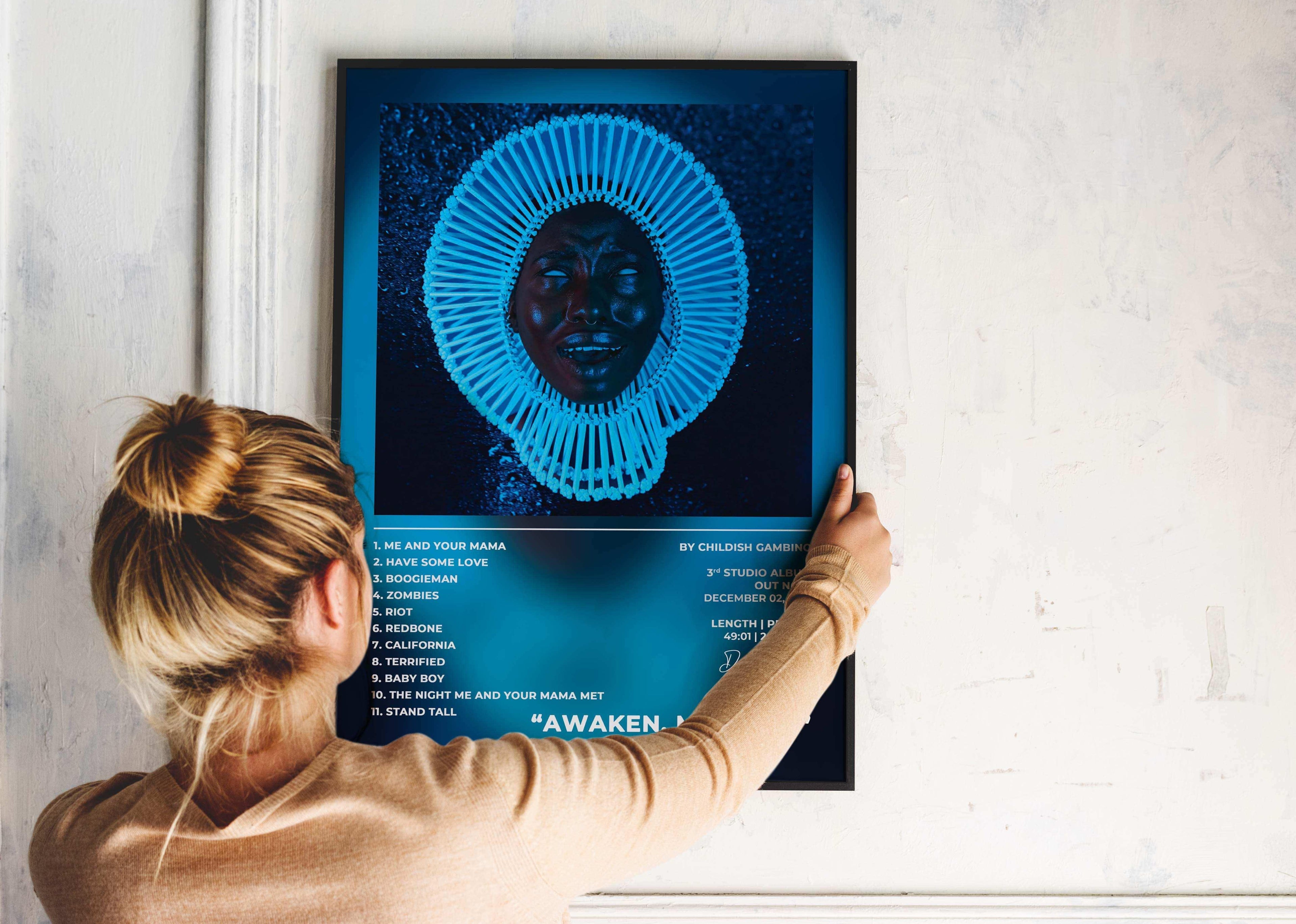 Affiche d’album encadrée tenue par une femme, fait en France, livraison 48h gratuite, cadeau Noël idéal