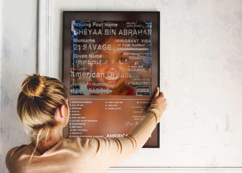Femme accrochant un poster album, fait en France, livraison gratuite en 48h, cadeau idéal Noël